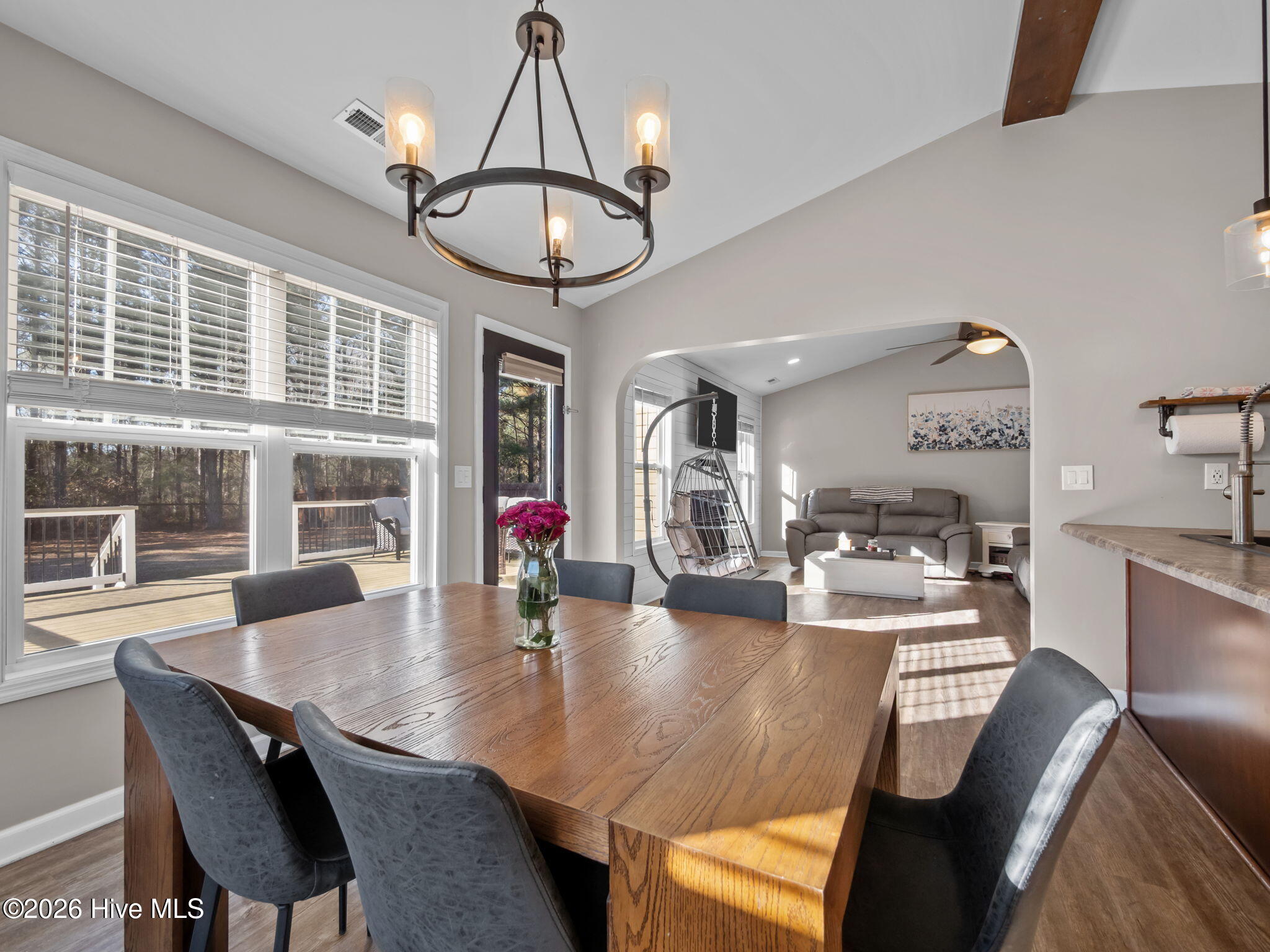 100549308 | Photo 12