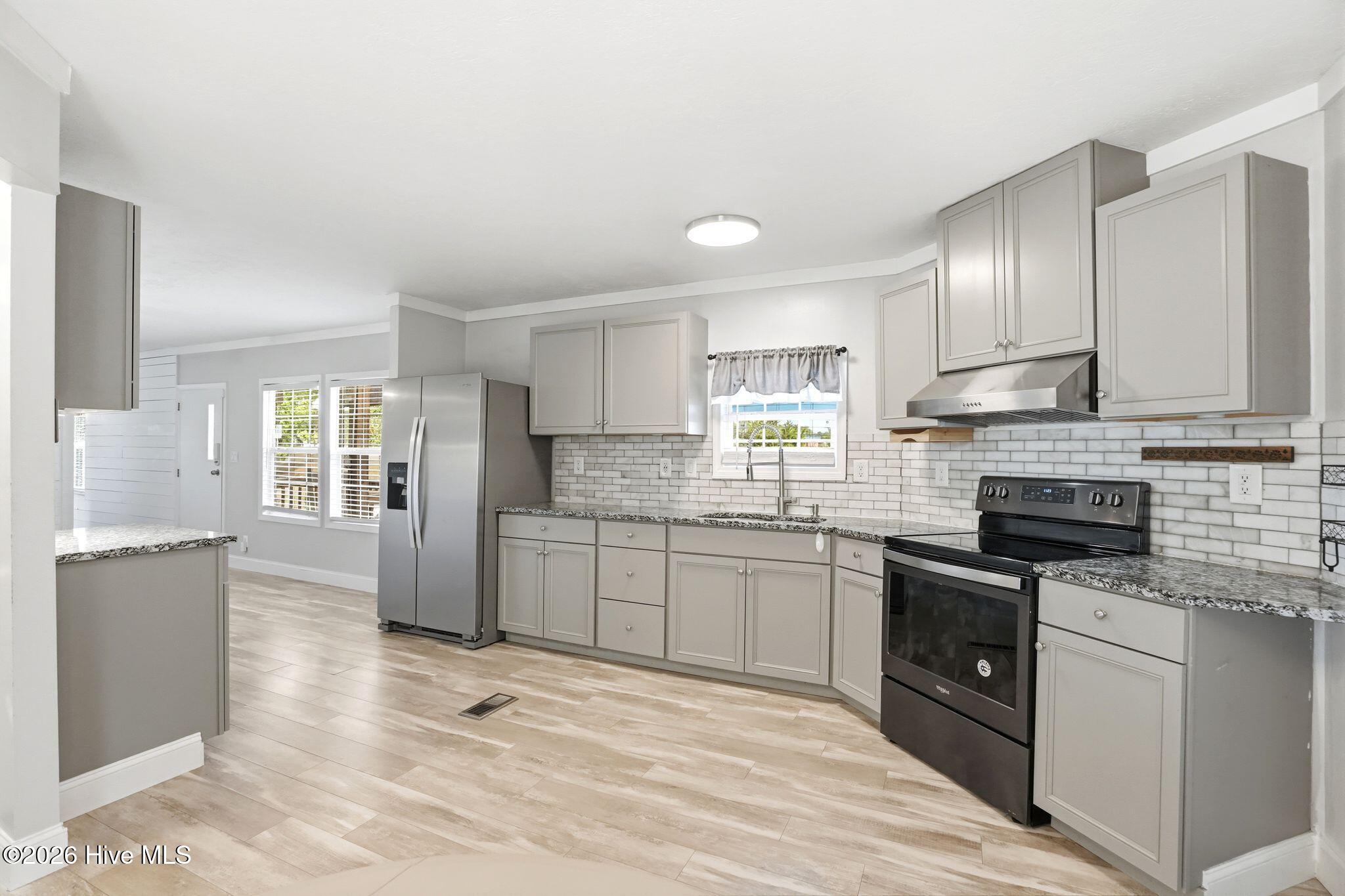 100570161 | Photo 11