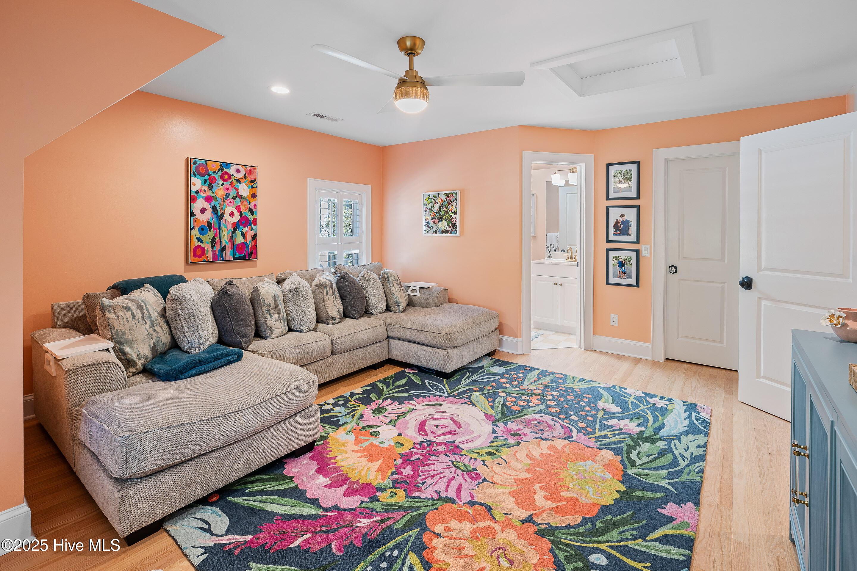 100542348 | Photo 39