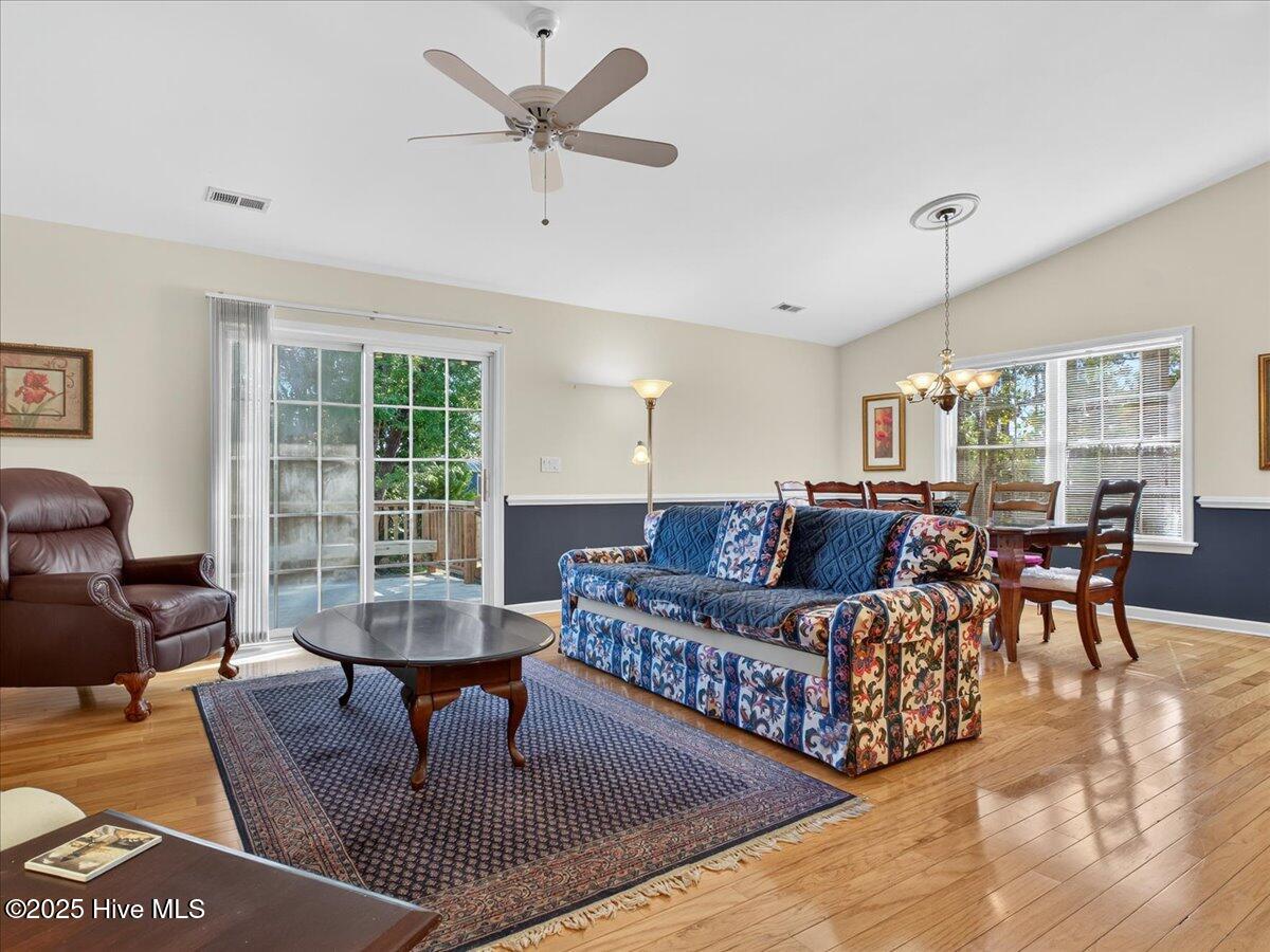 100537242 | Photo 11