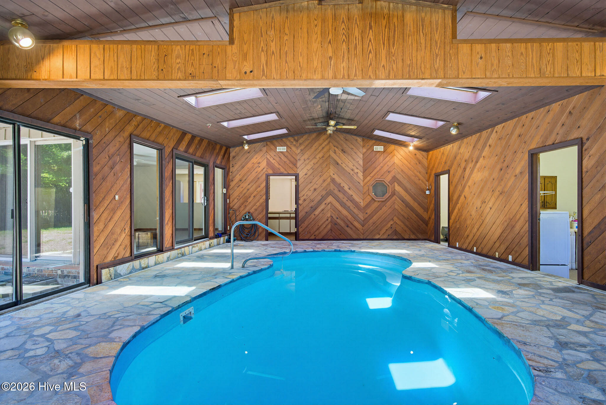 100568983 | Photo 13