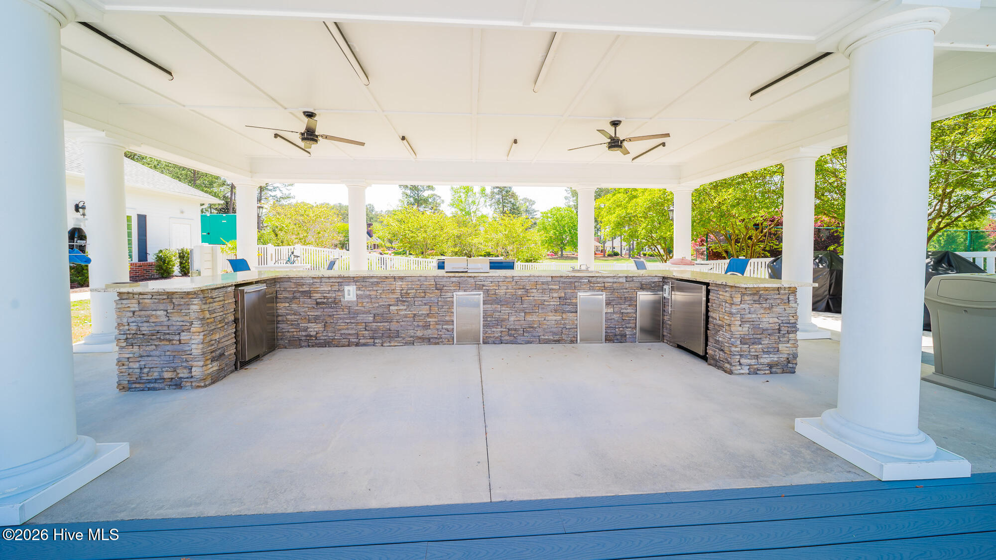 100569963 | Photo 42