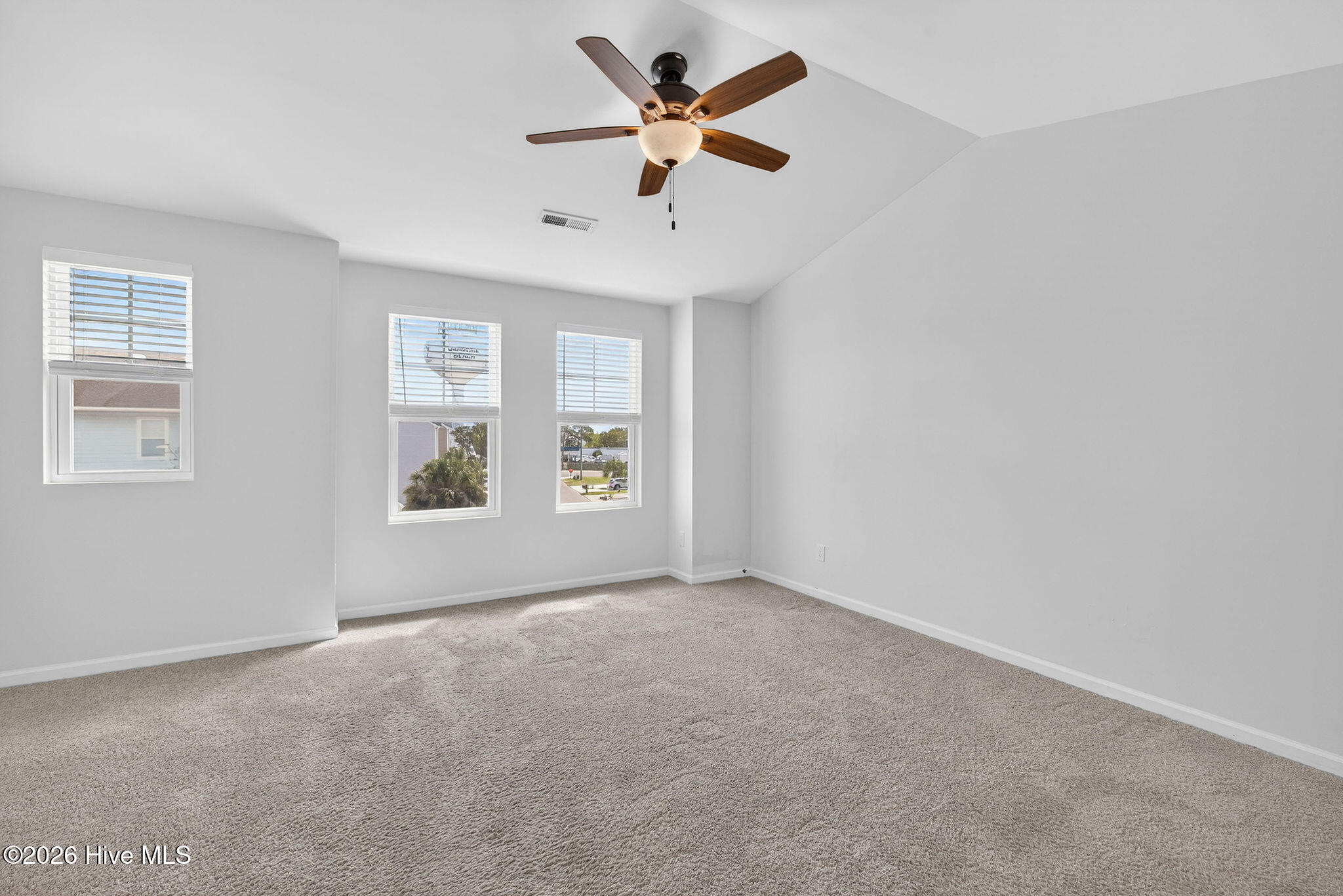 100563693 | Photo 35