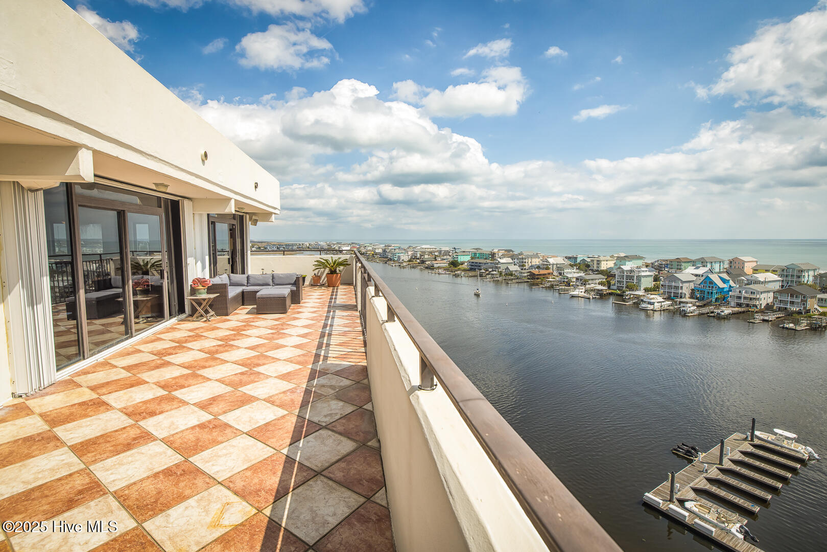 100567097 | Photo 30