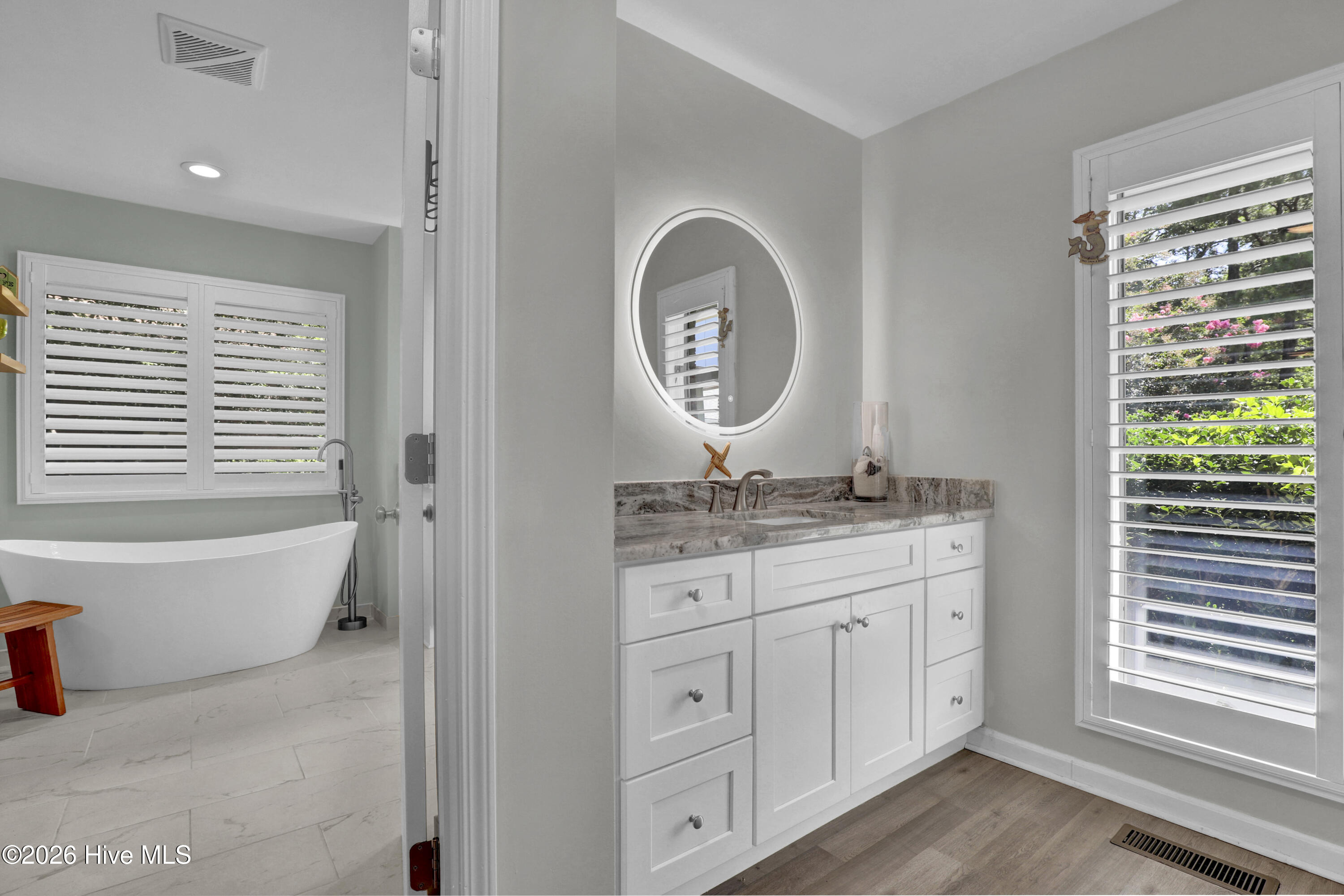 100570450 | Photo 15