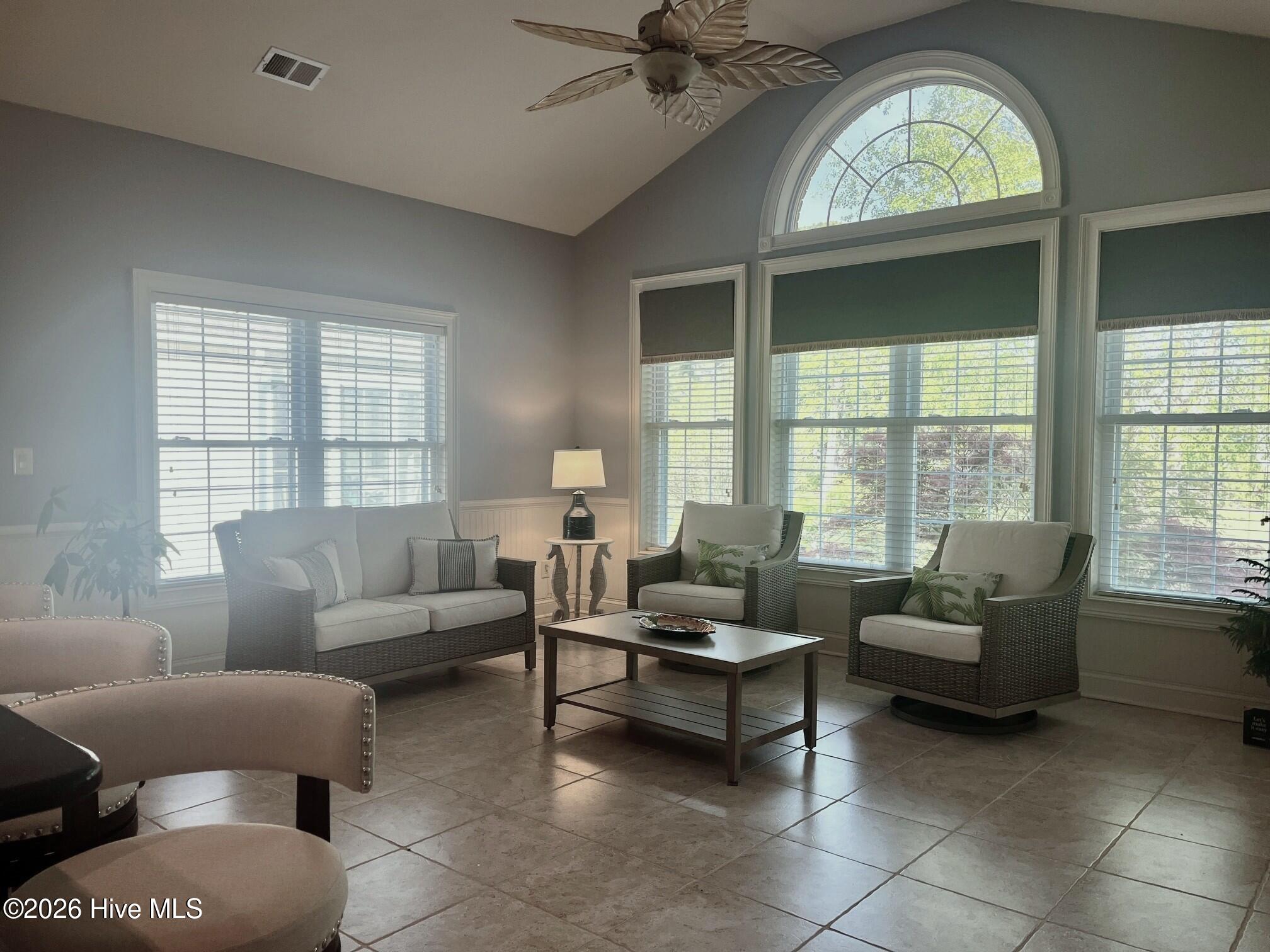 100566129 | Photo 19