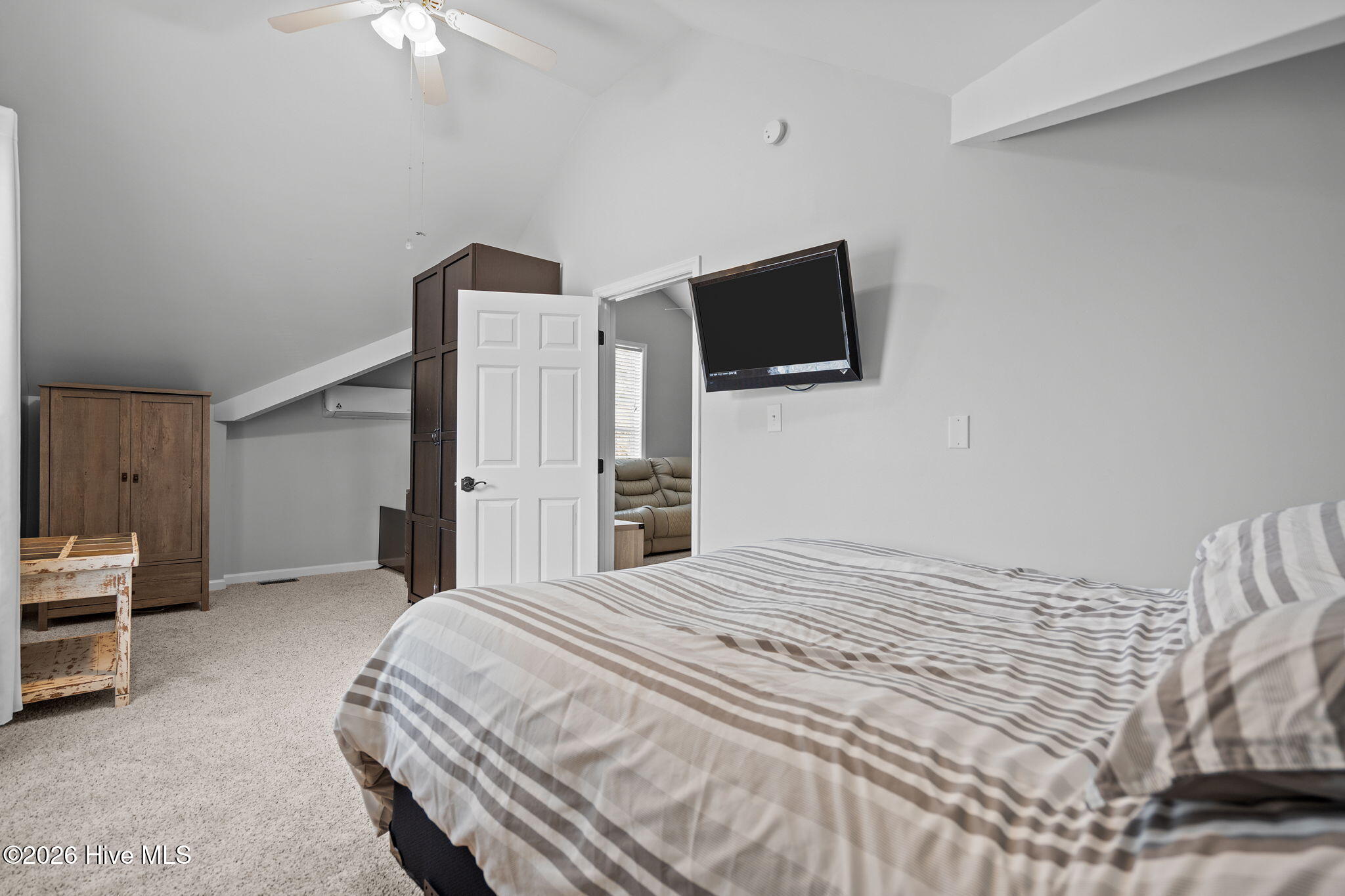 100548092 | Photo 43