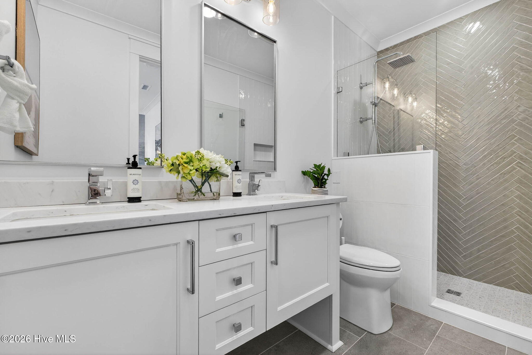 100543300 | Photo 53