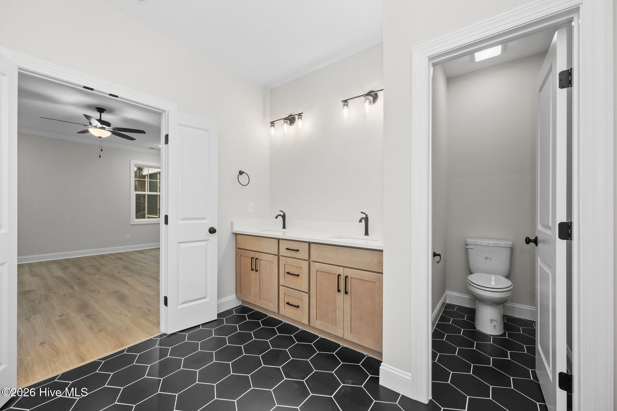 100516022 | Photo 45