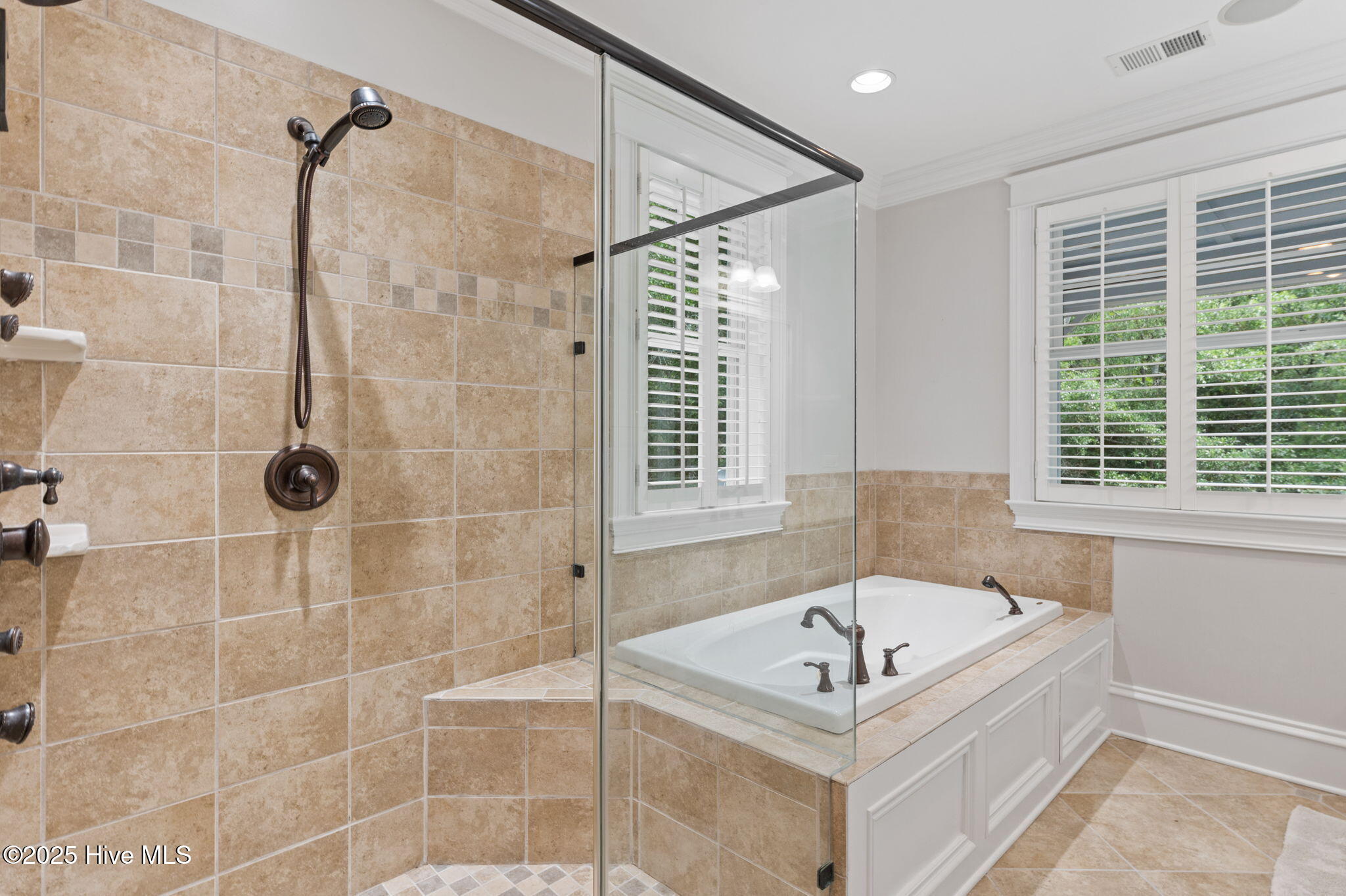 100512246 | Photo 23