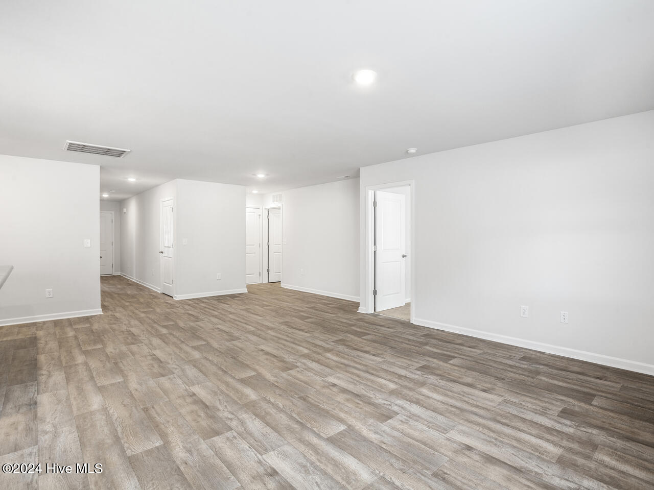 100533590 | Photo 12