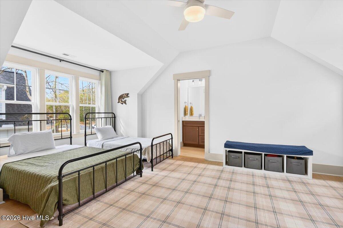 100549175 | Photo 31