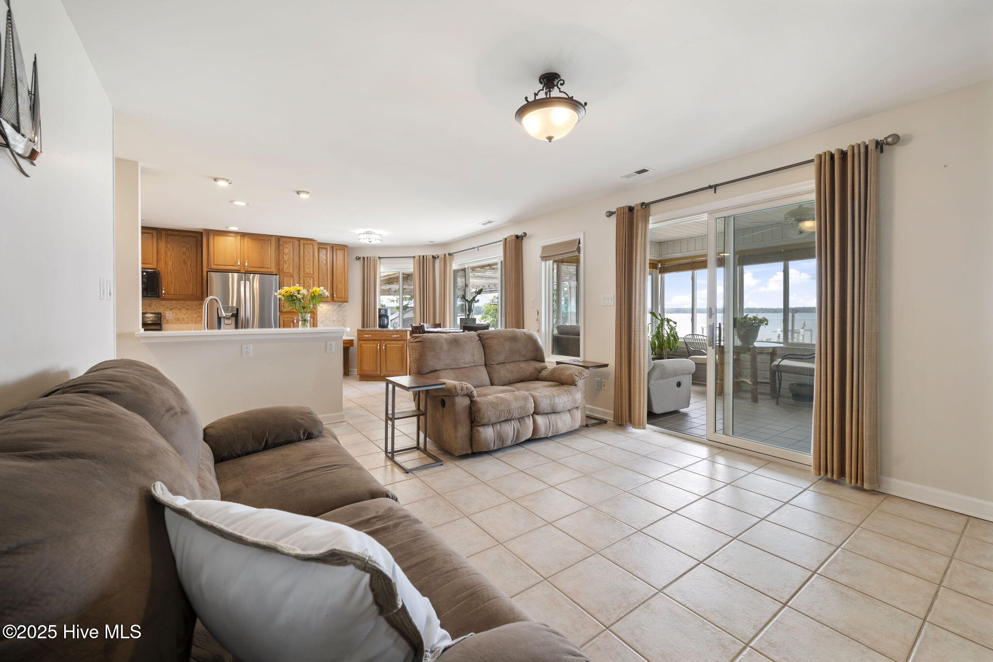 100546125 | Photo 15