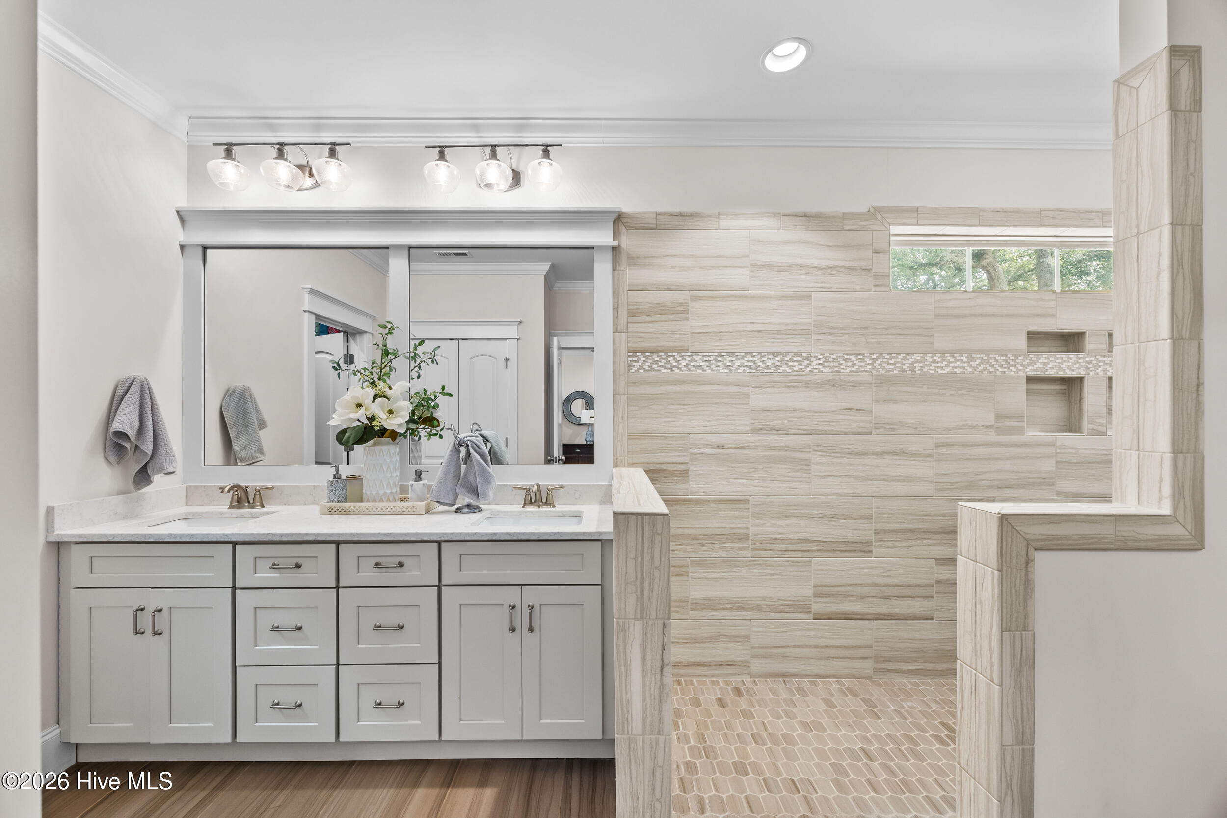 100562182 | Photo 39