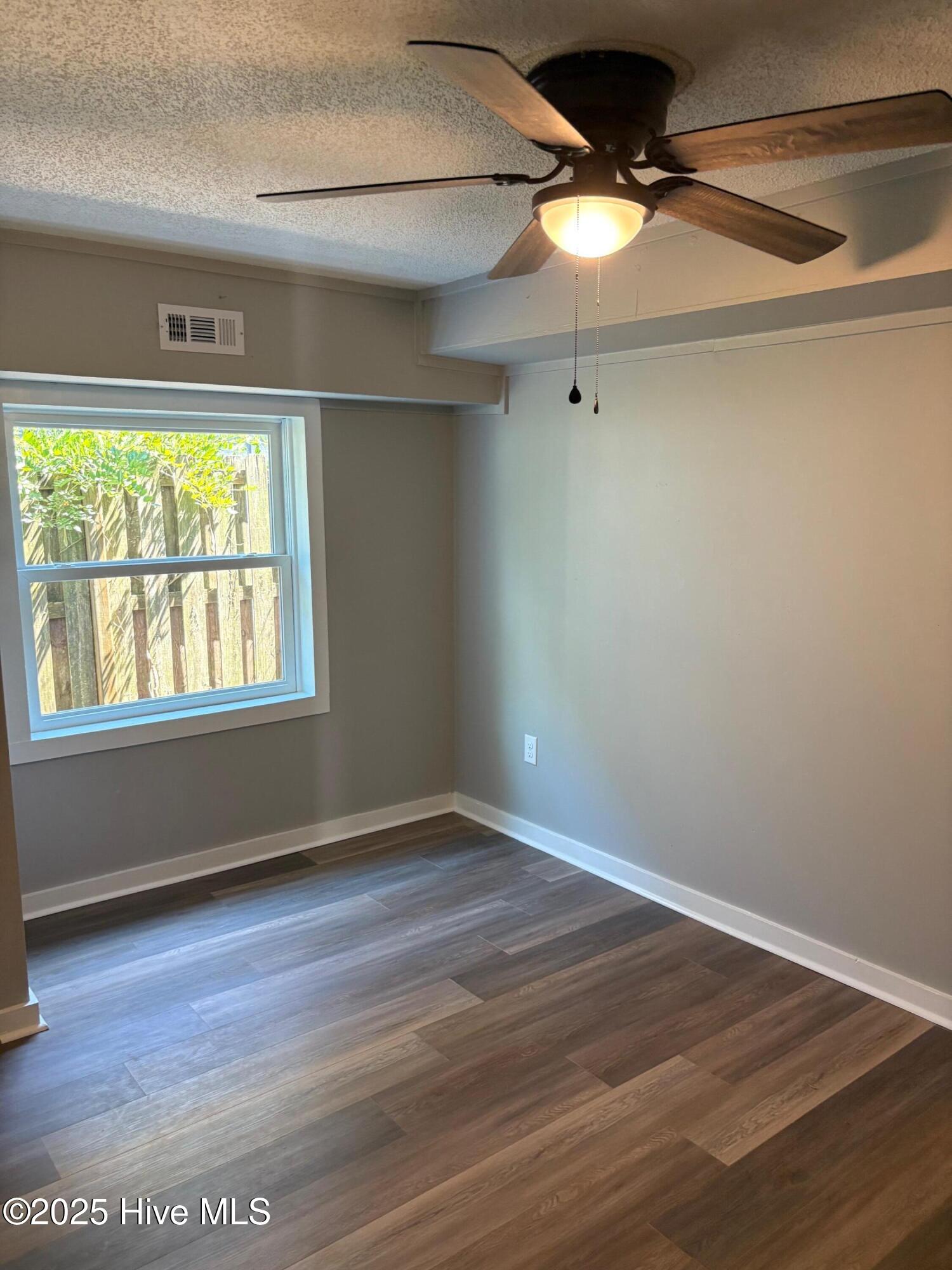 100525012 | Photo 22