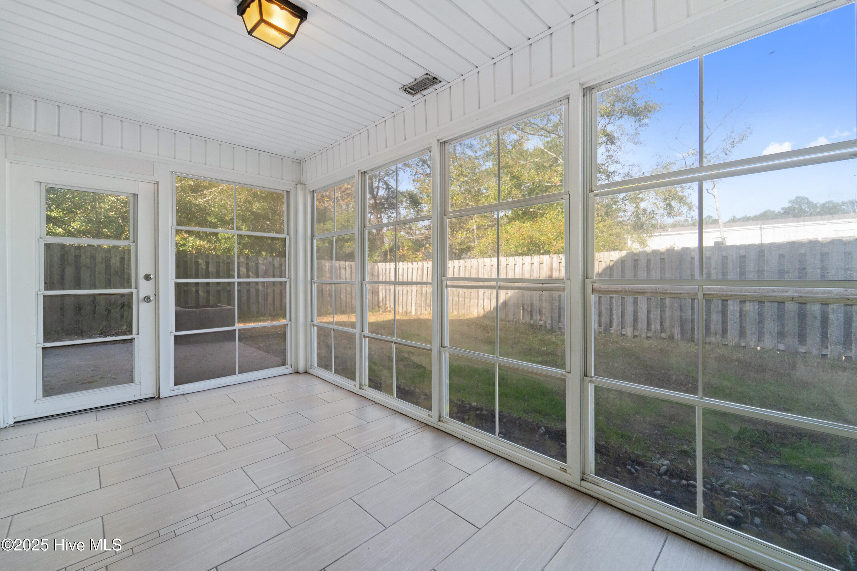 100544349 | Photo 33