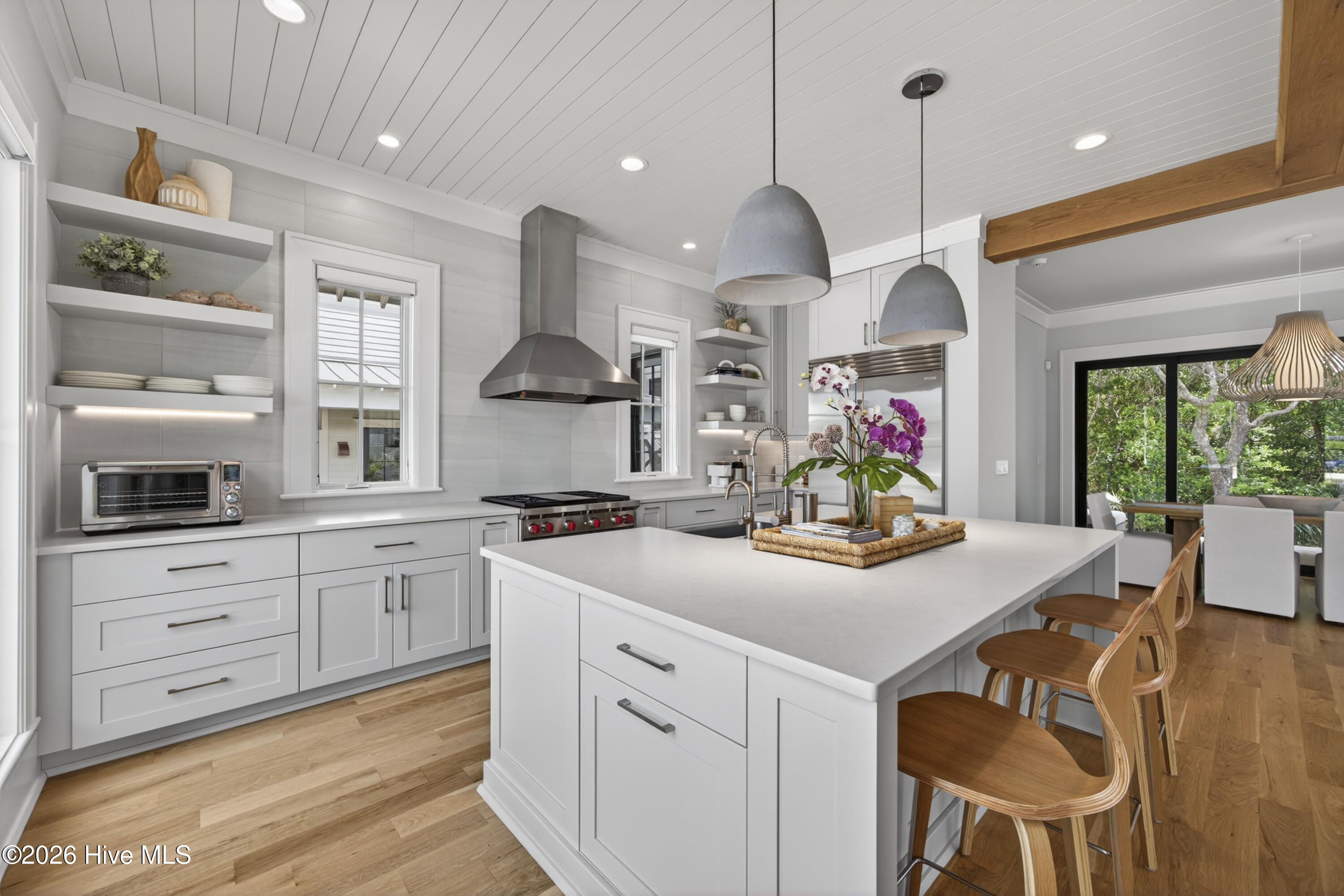 100566186 | Photo 14