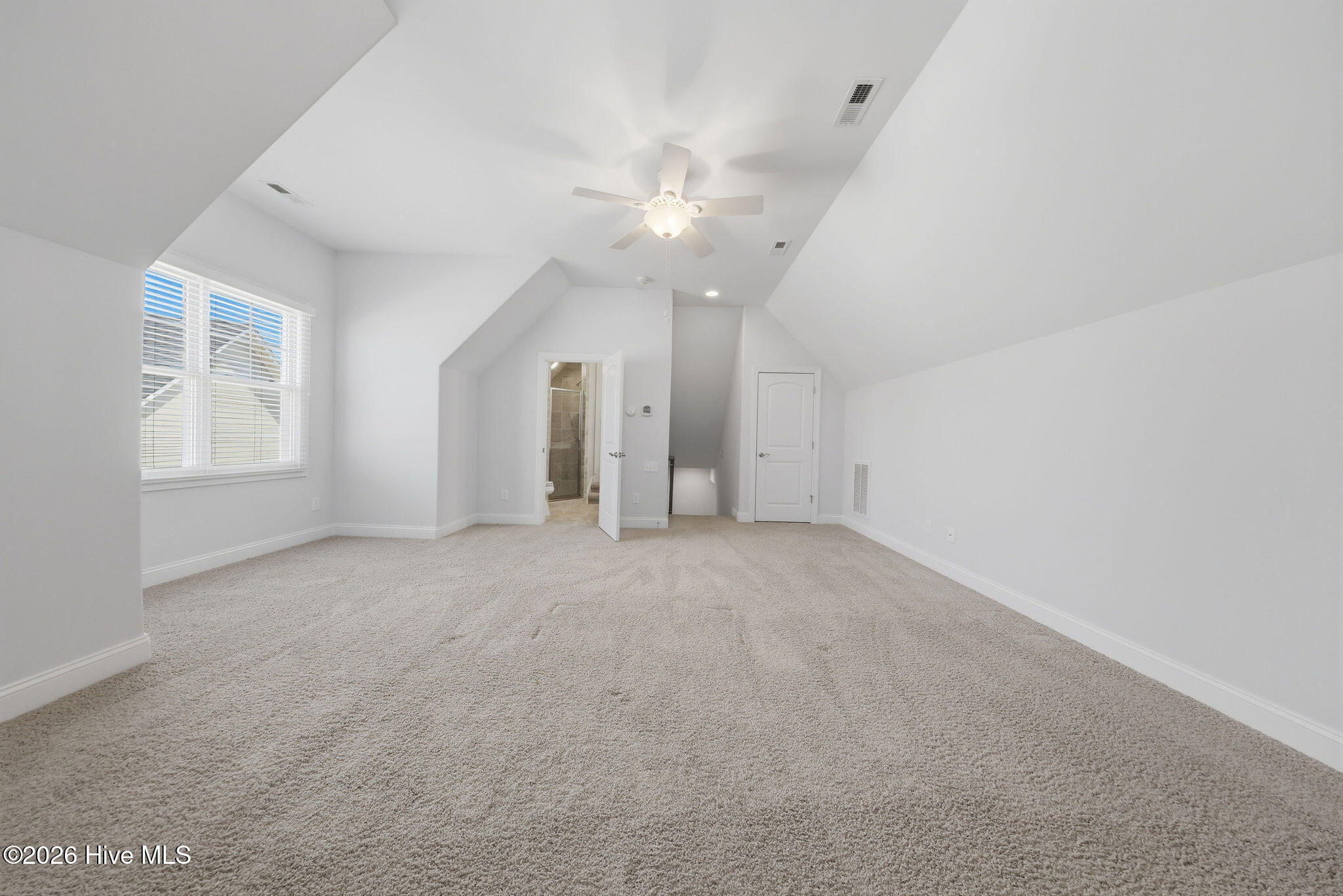 100518693 | Photo 44