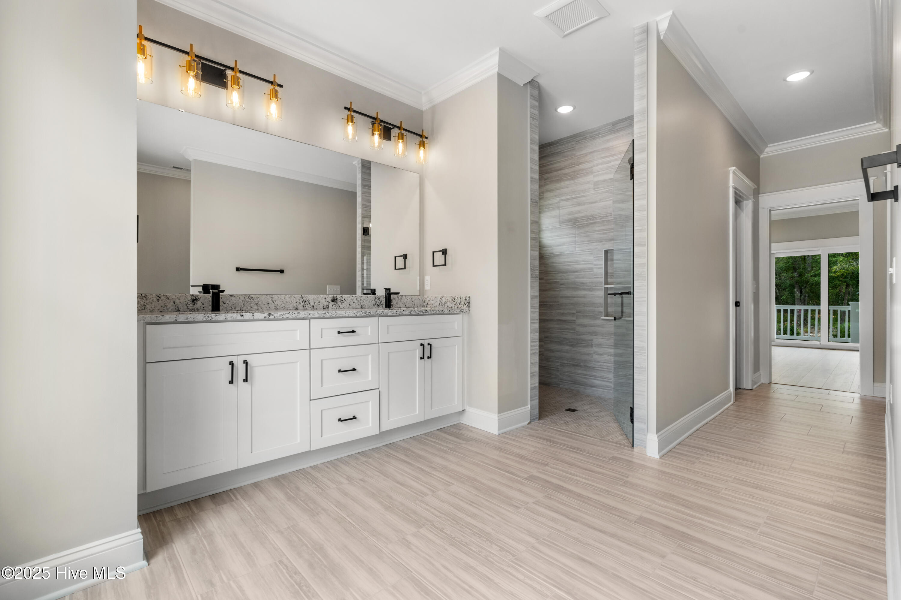 100485467 | Photo 23