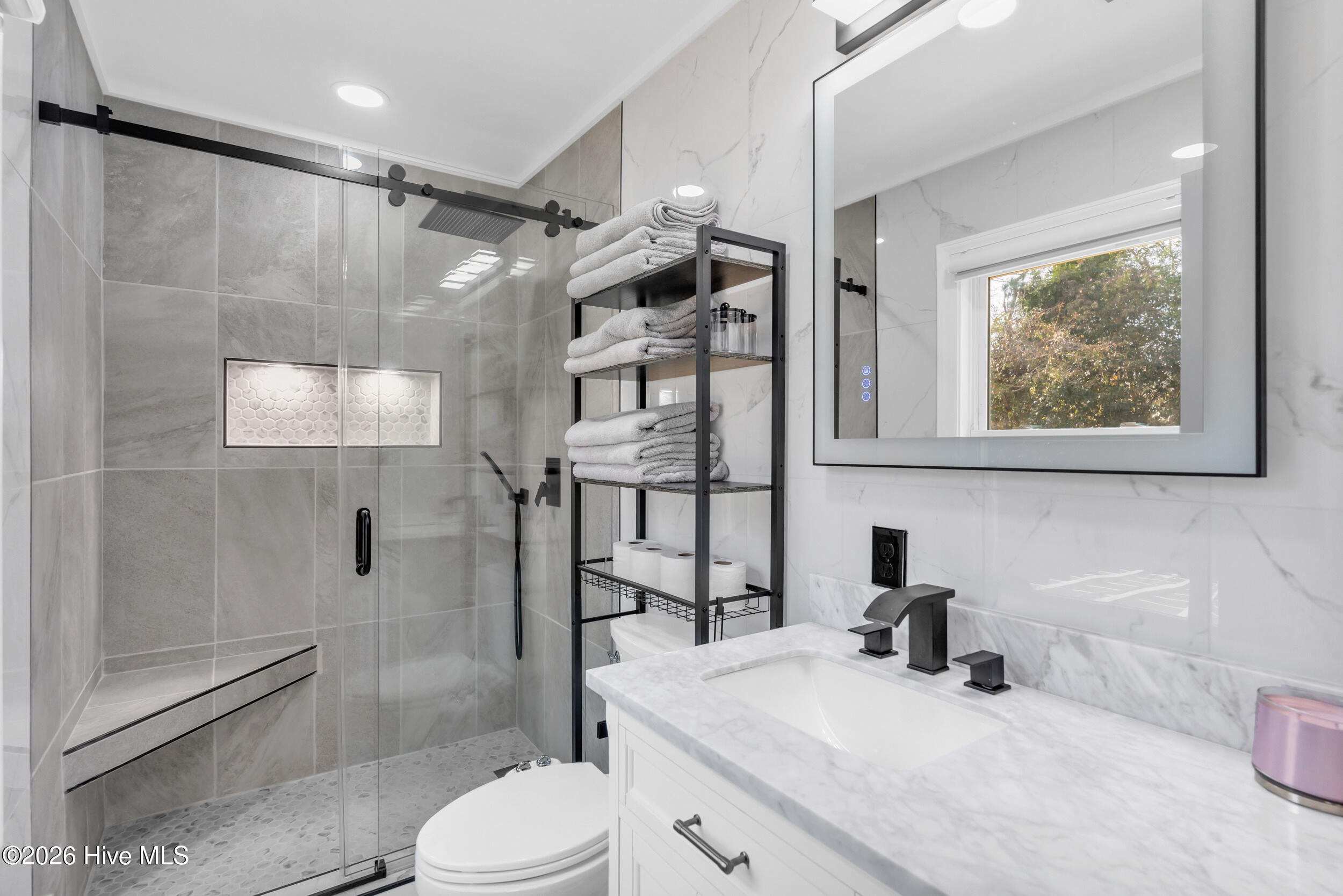 100548646 | Photo 25