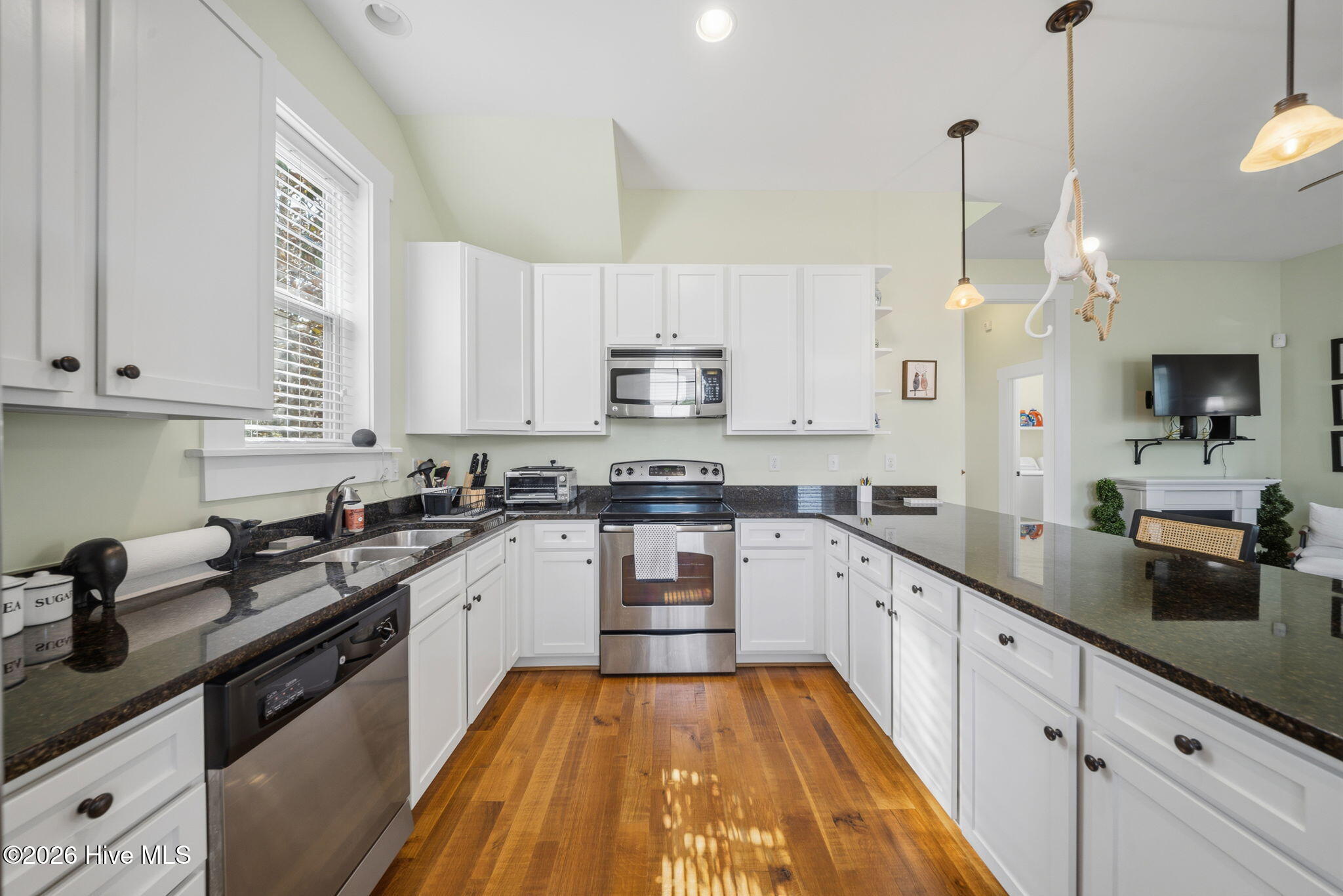 100568047 | Photo 21