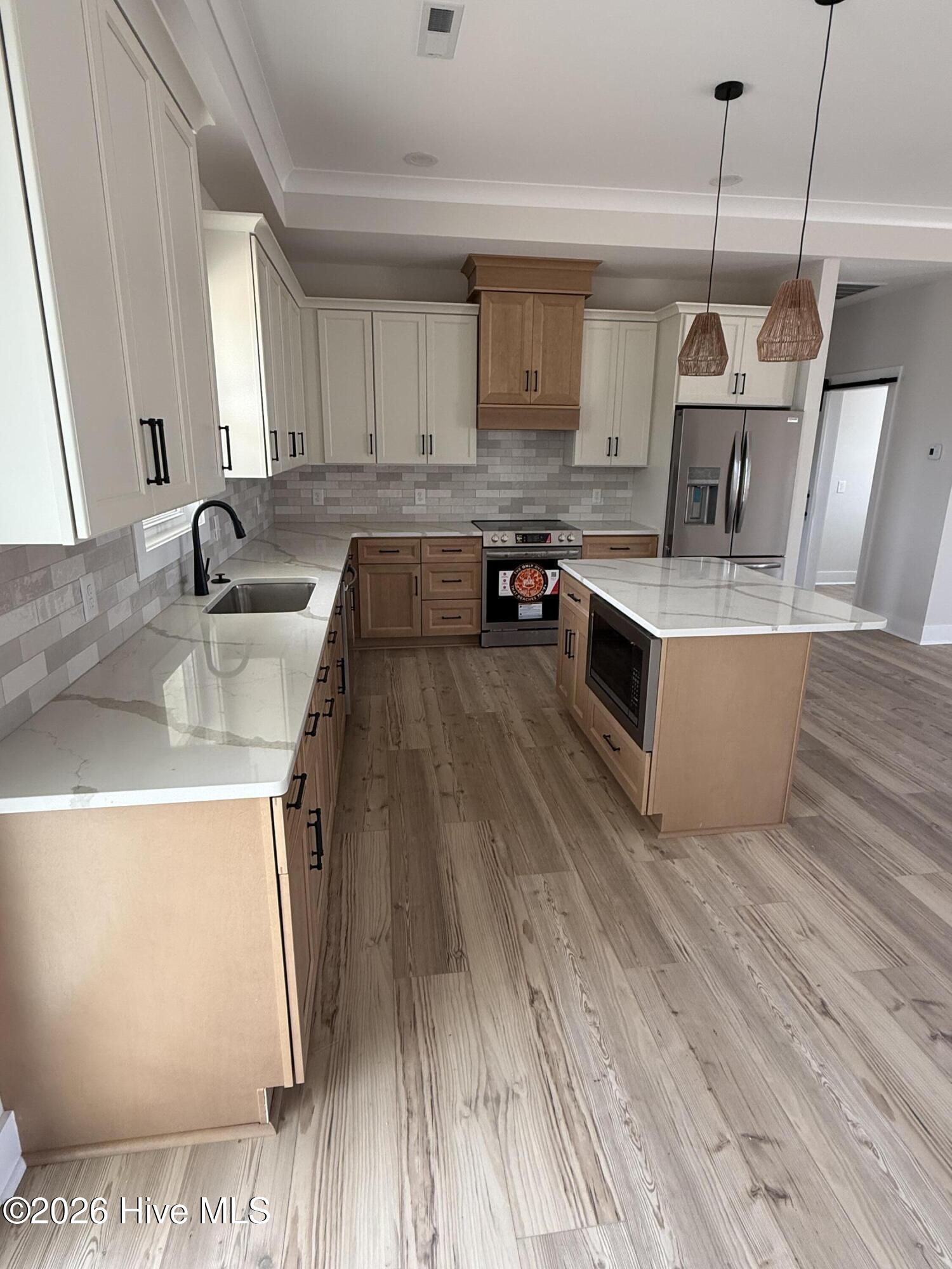 100561346 | Photo 10