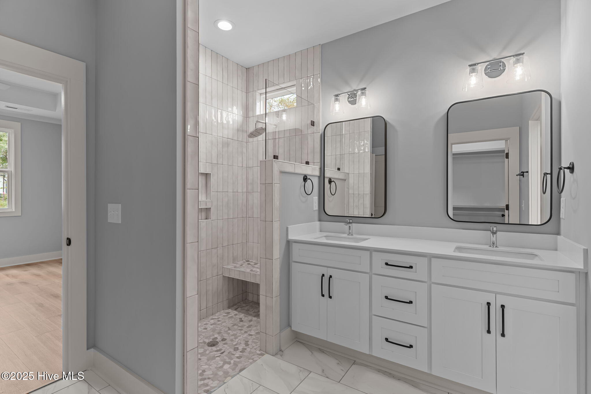 100525046 | Photo 24