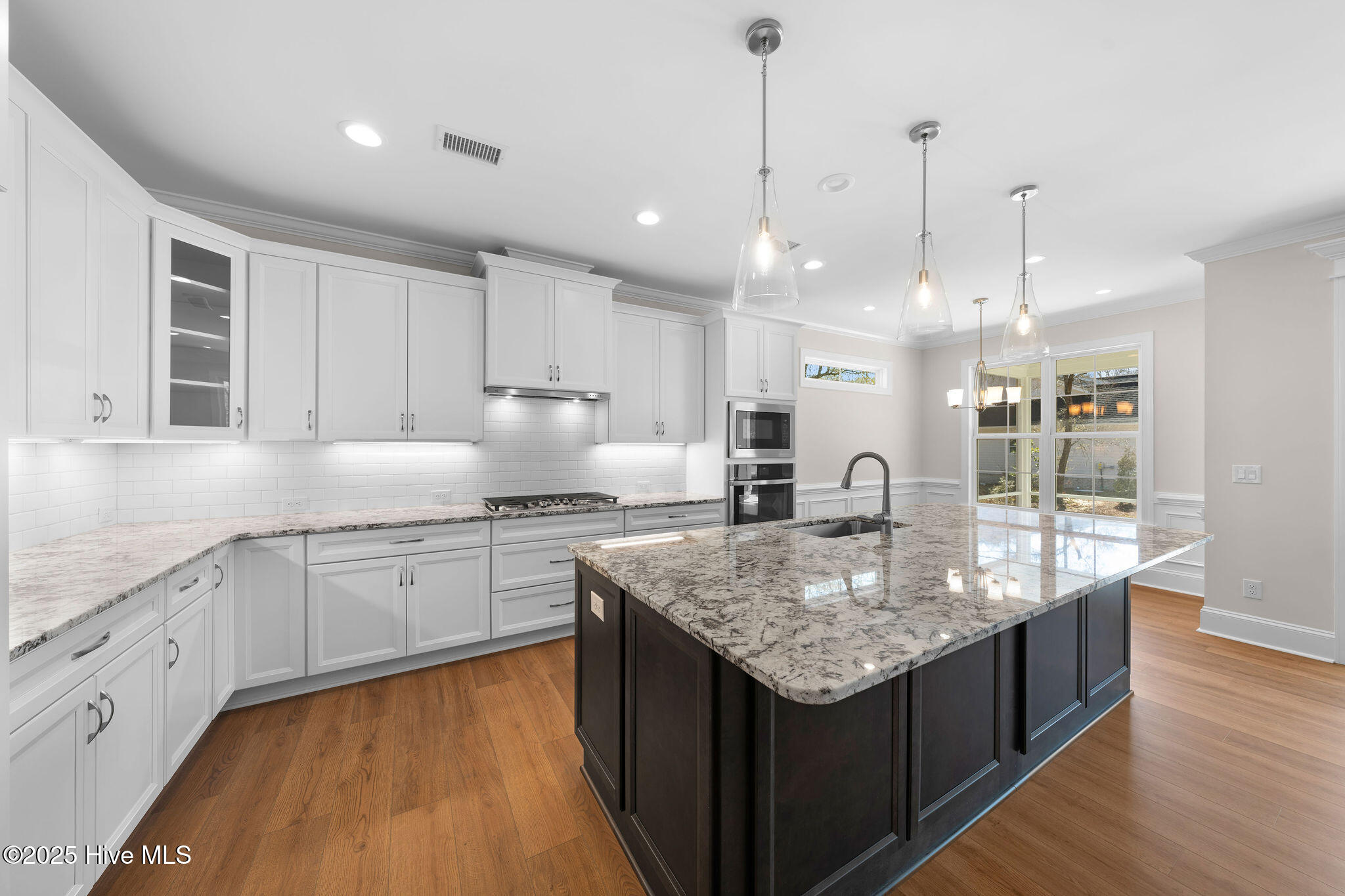 100488997 | Photo 23