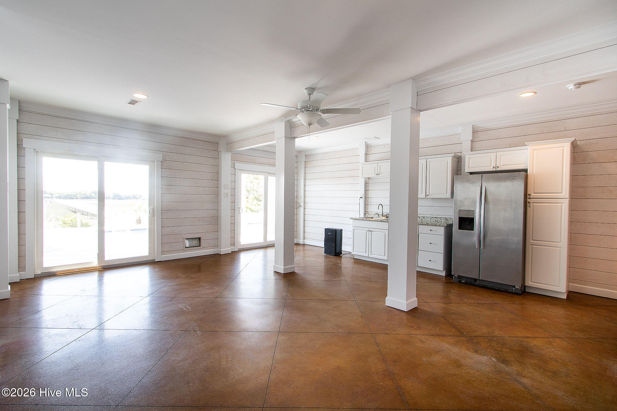 100568588 | Photo 79