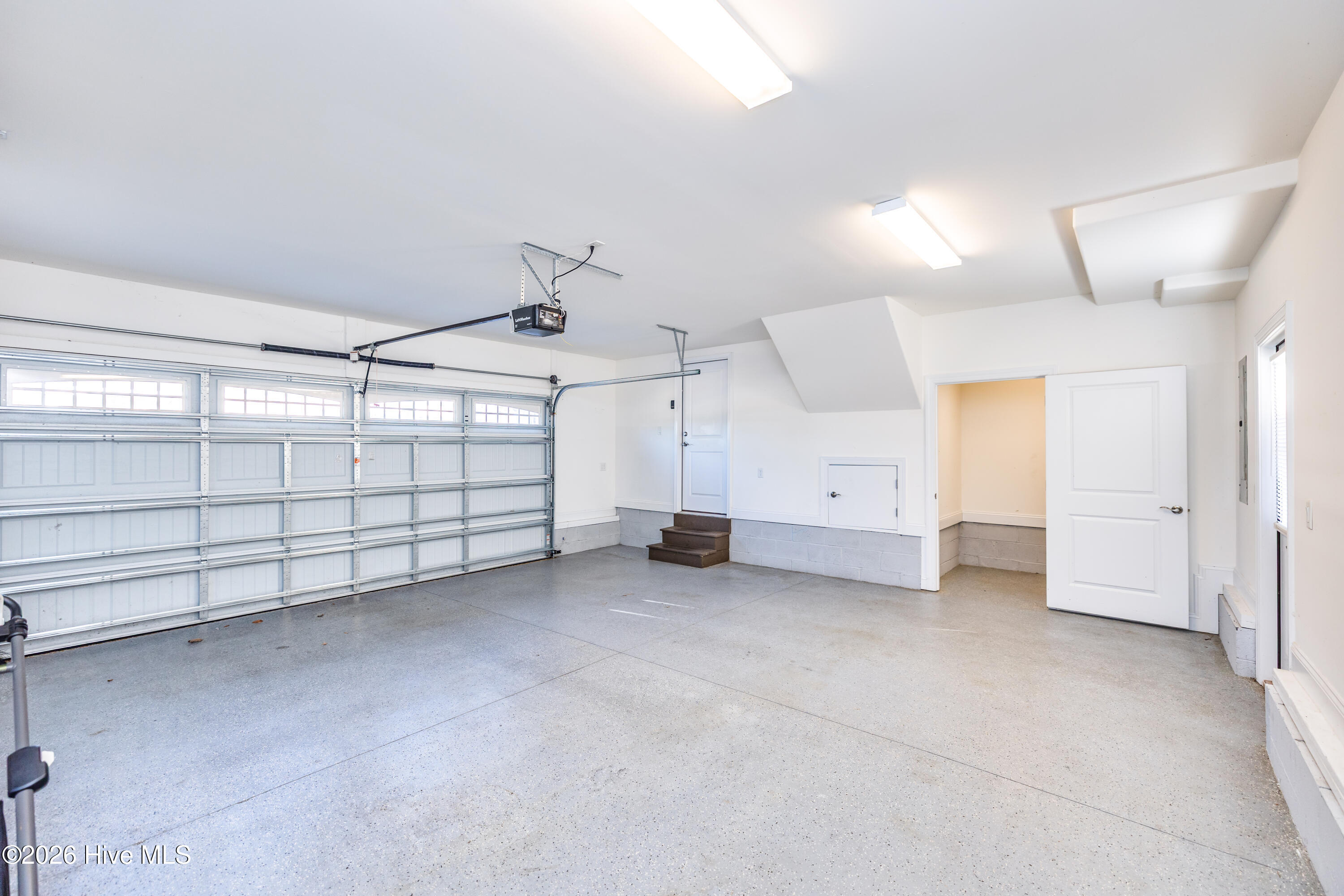 100550205 | Photo 39