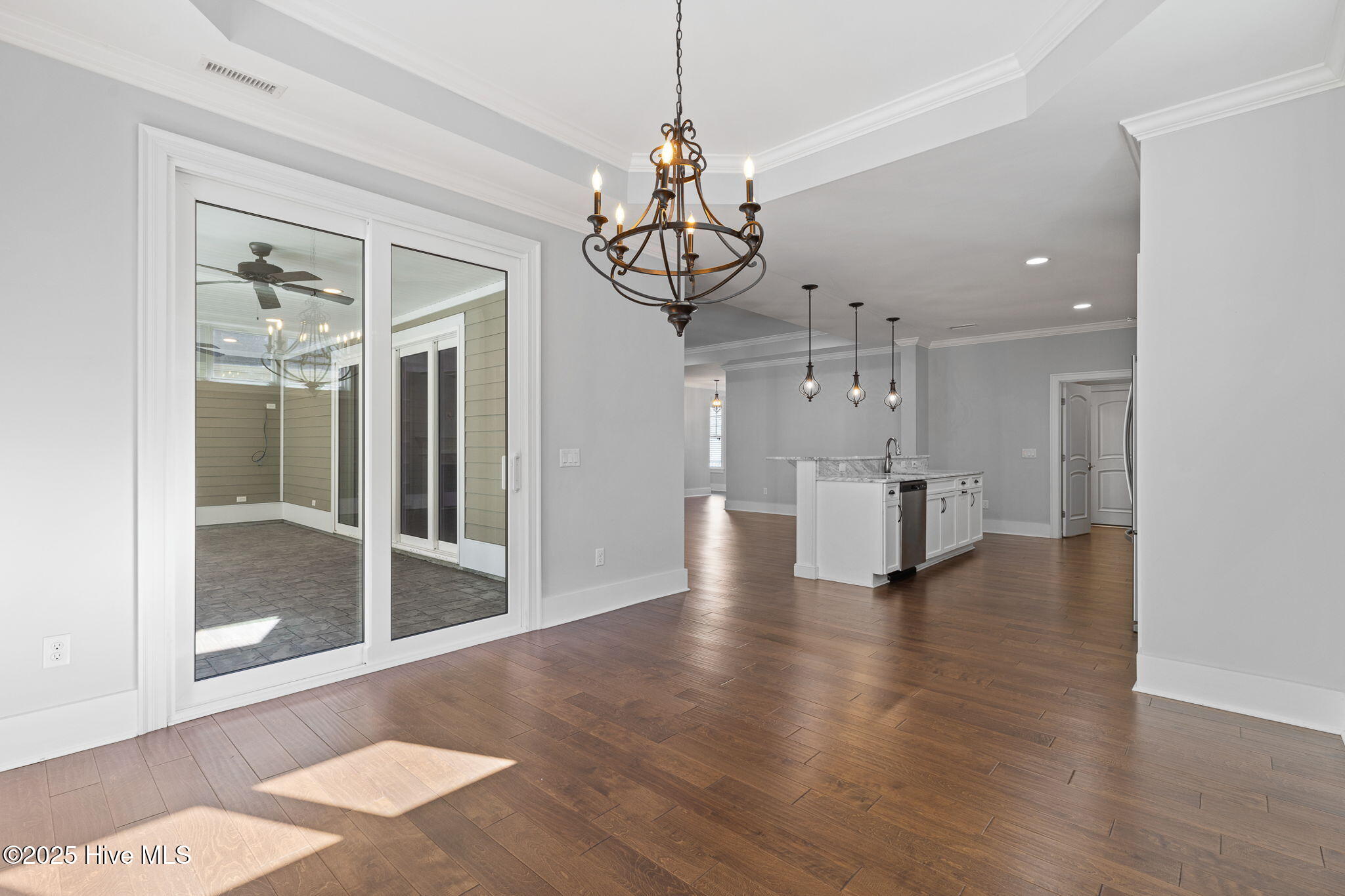 100542044 | Photo 25