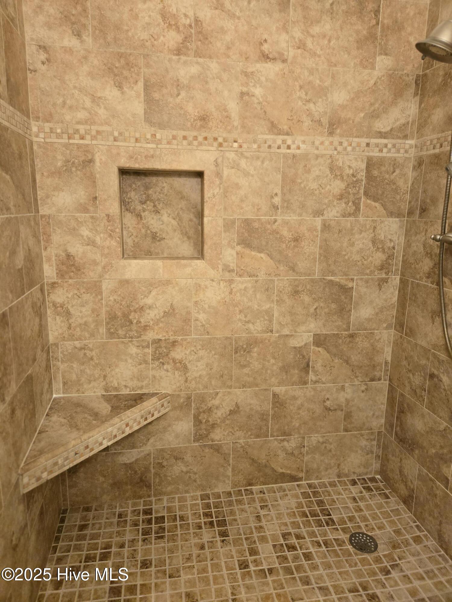 100537725 | Photo 19