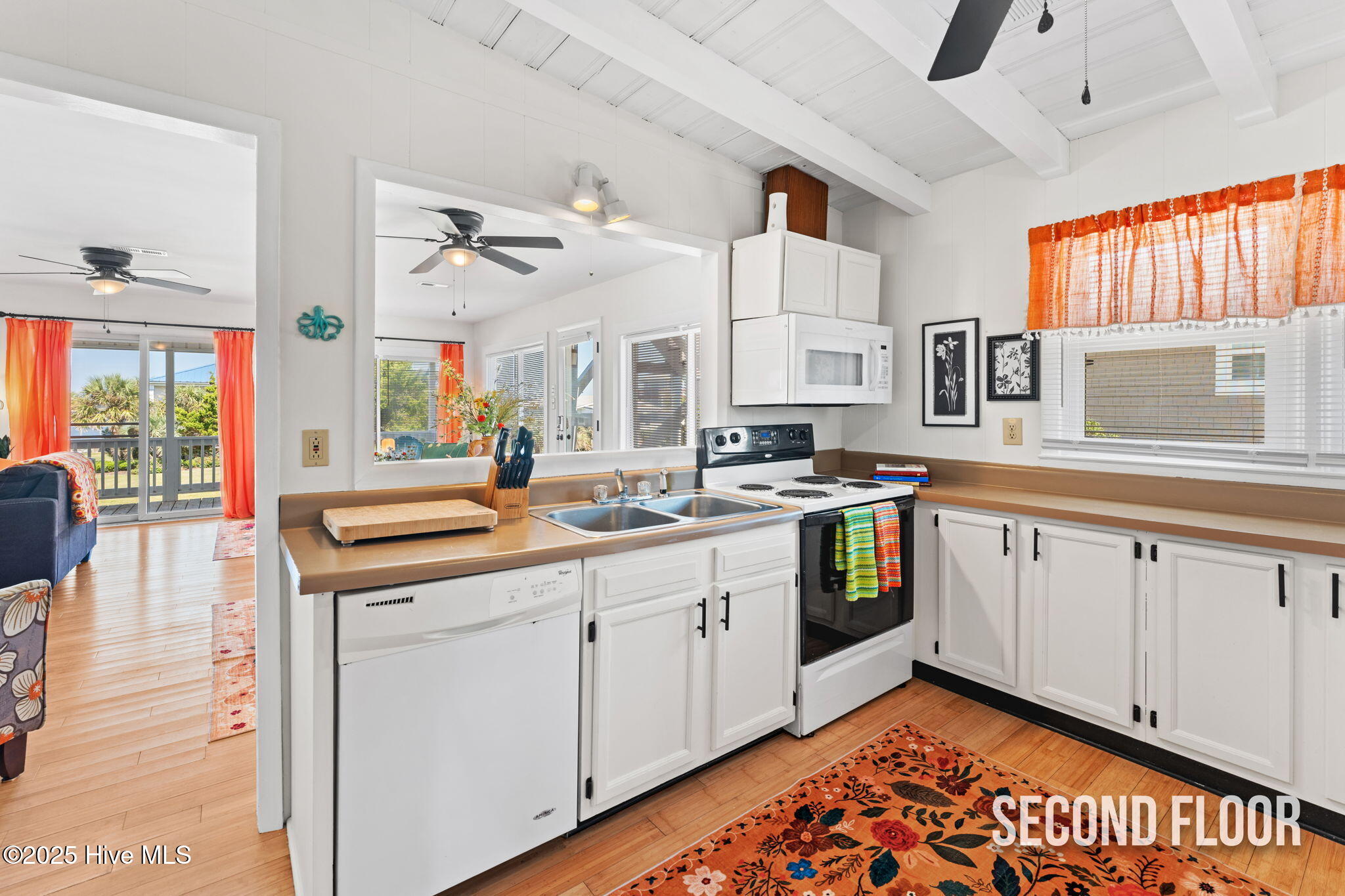 100532124 | Photo 40