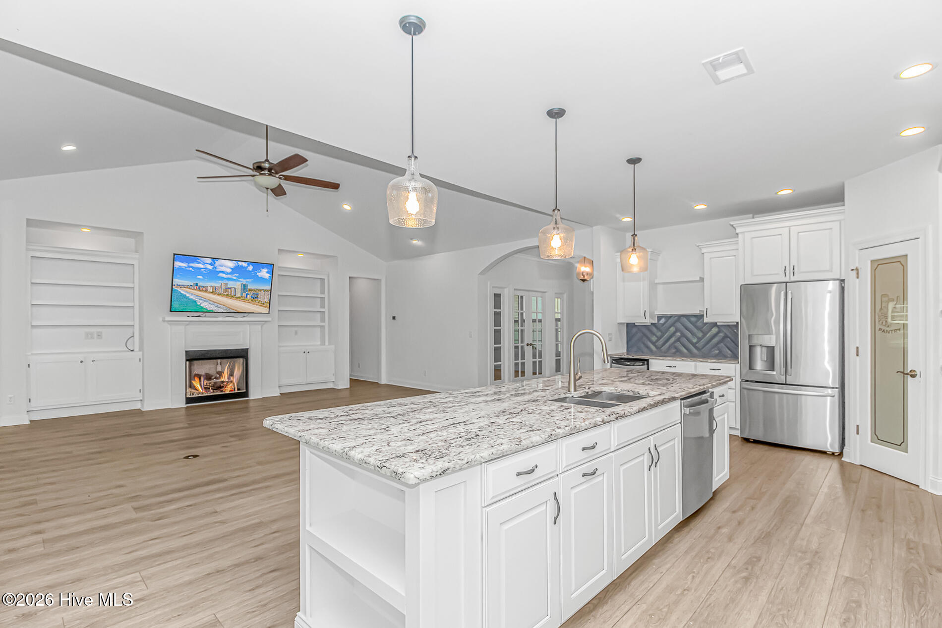 100590905 | Photo 21