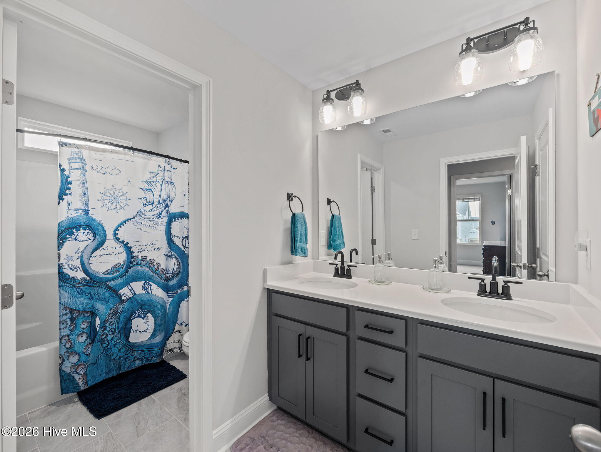 100562979 | Photo 28