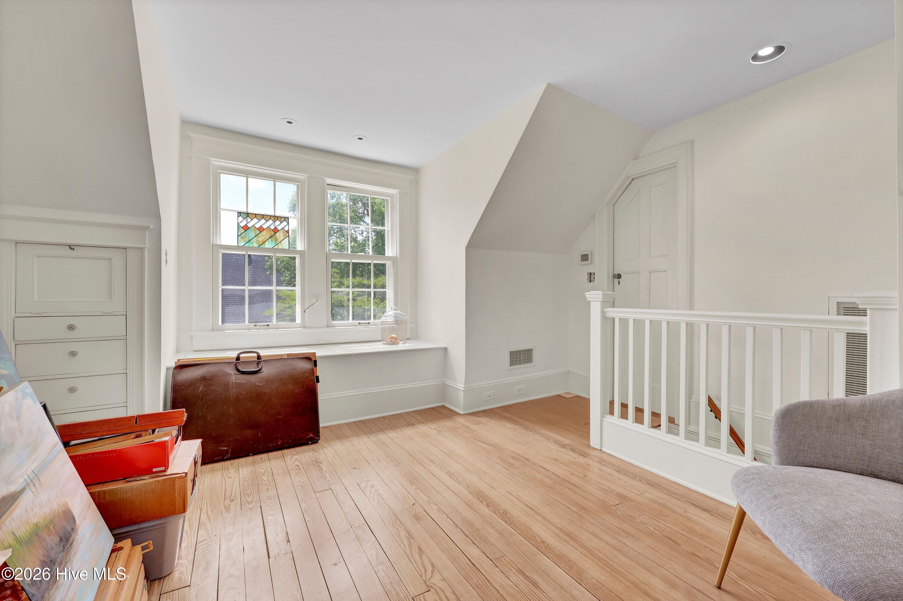 100570649 | Photo 44