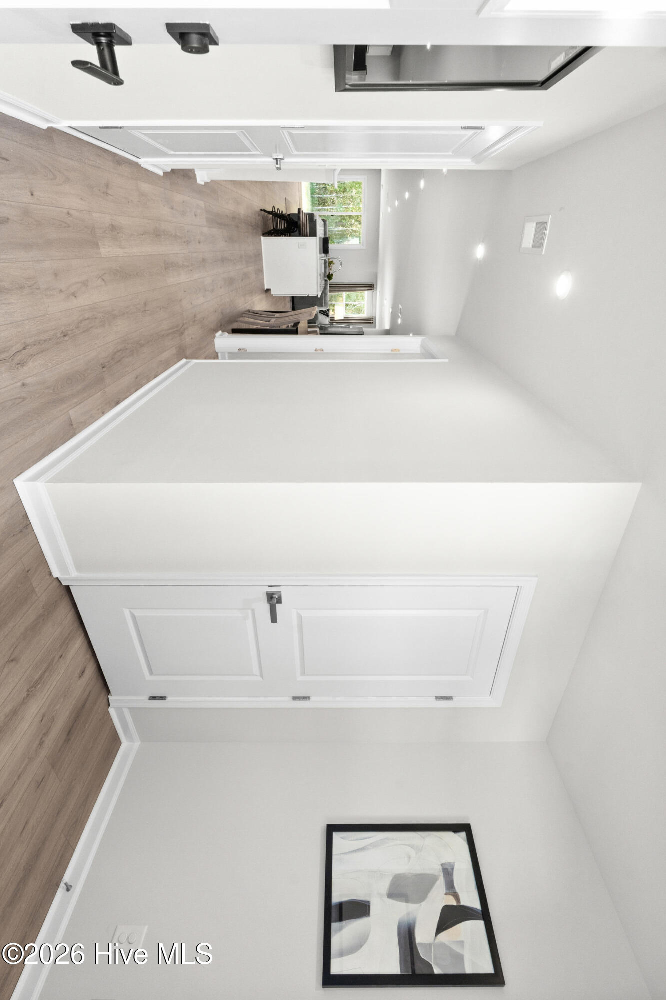 100548769 | Photo 22