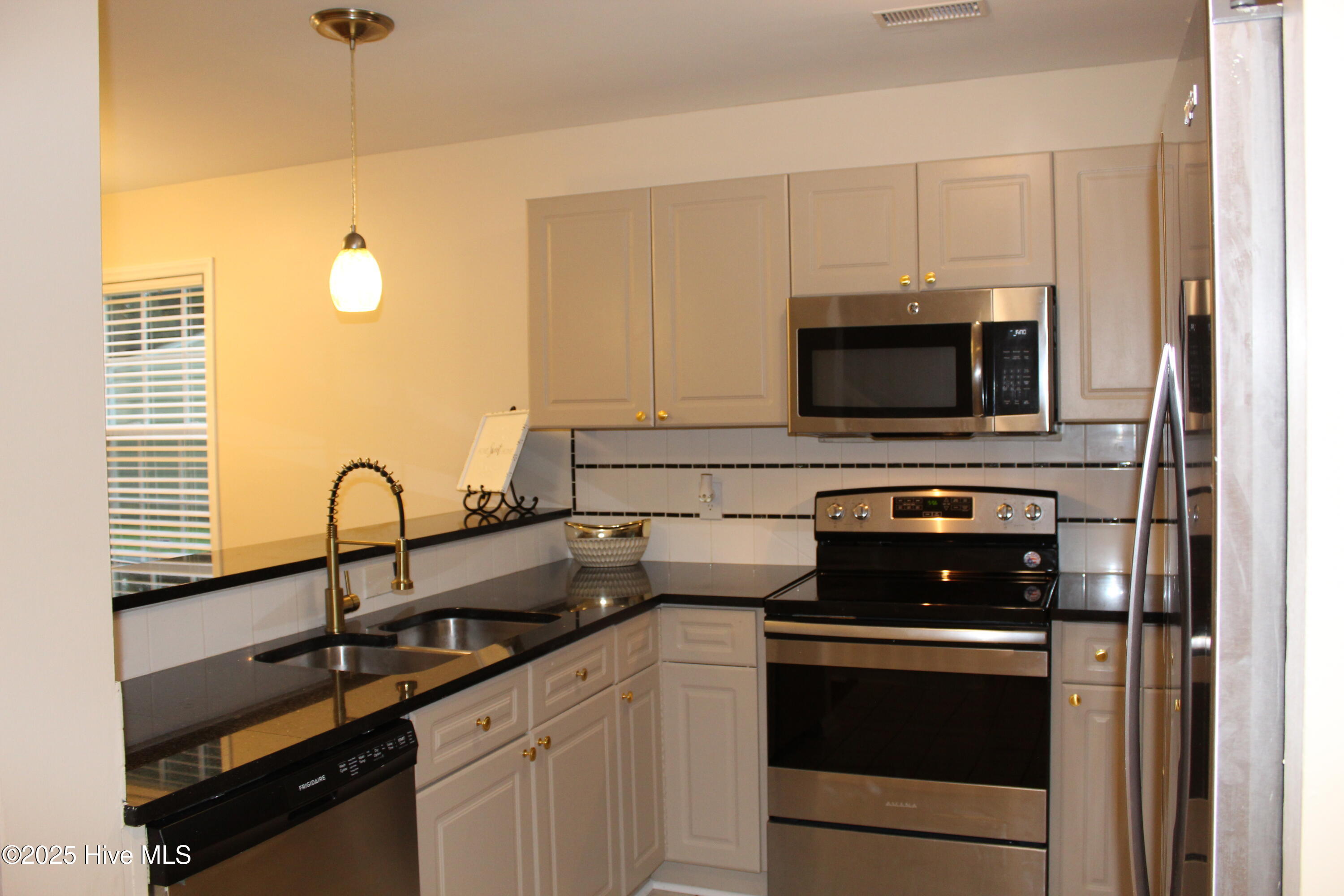 100522436 | Photo 11