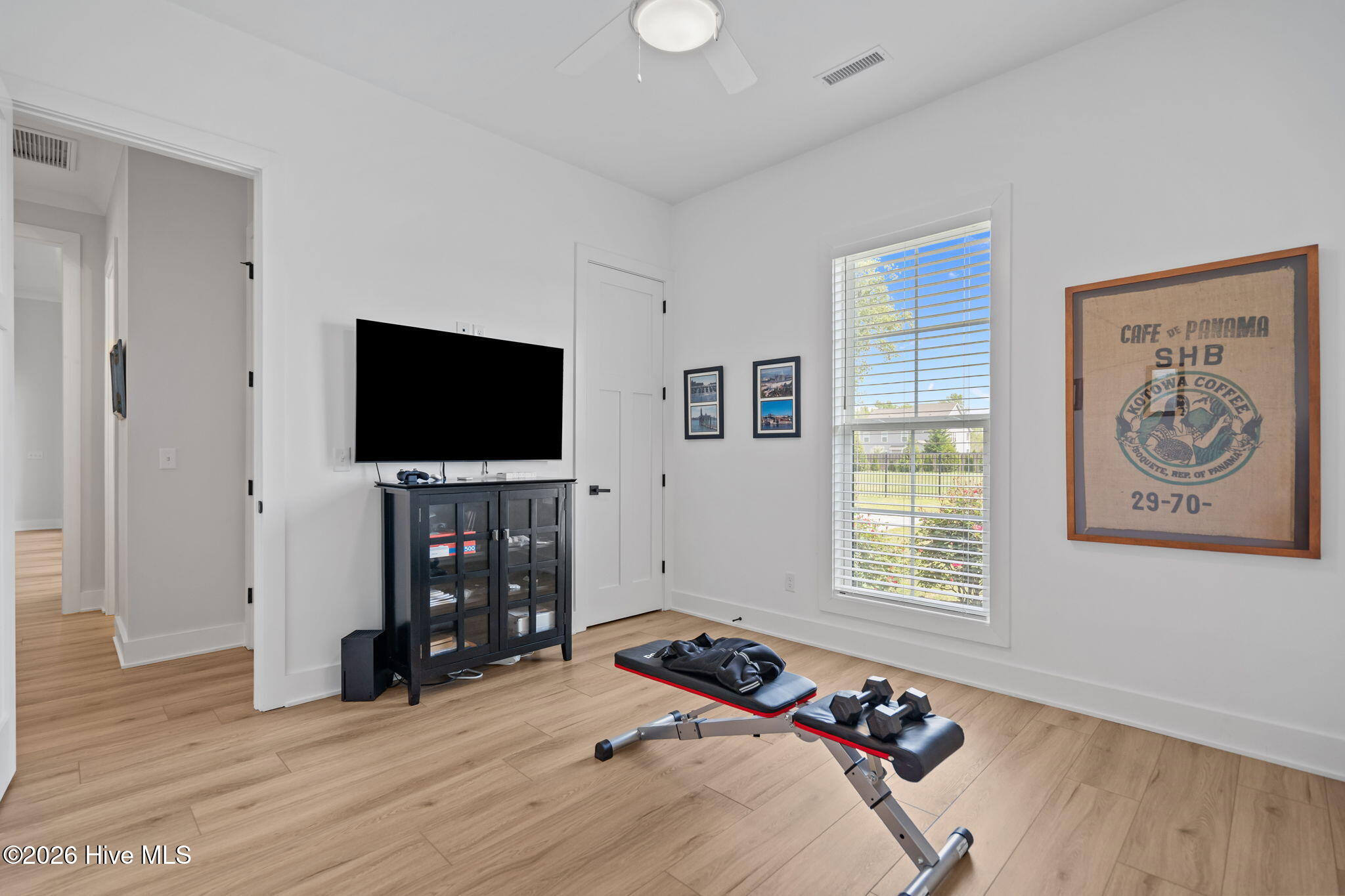 100566934 | Photo 51