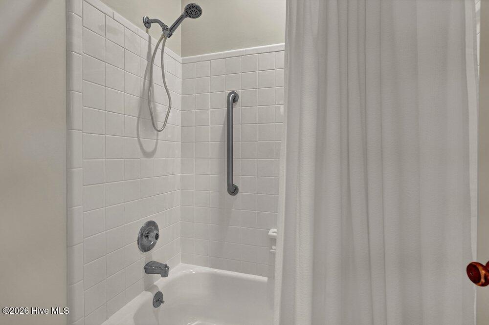 100561548 | Photo 13