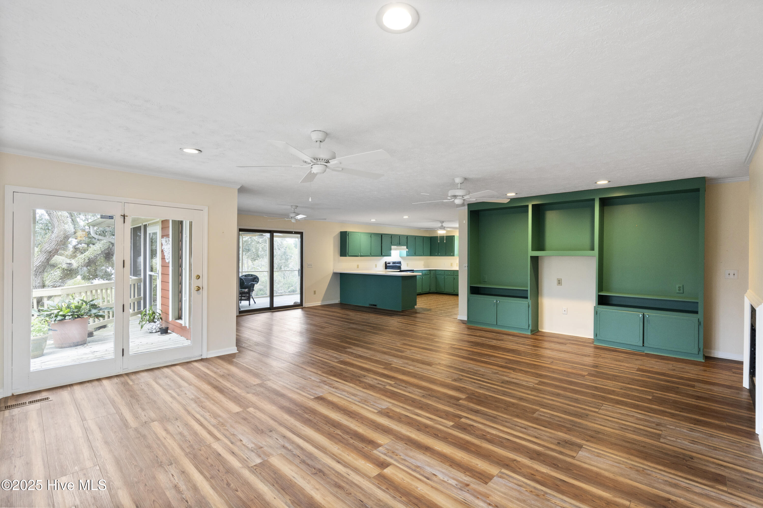 100540990 | Photo 19