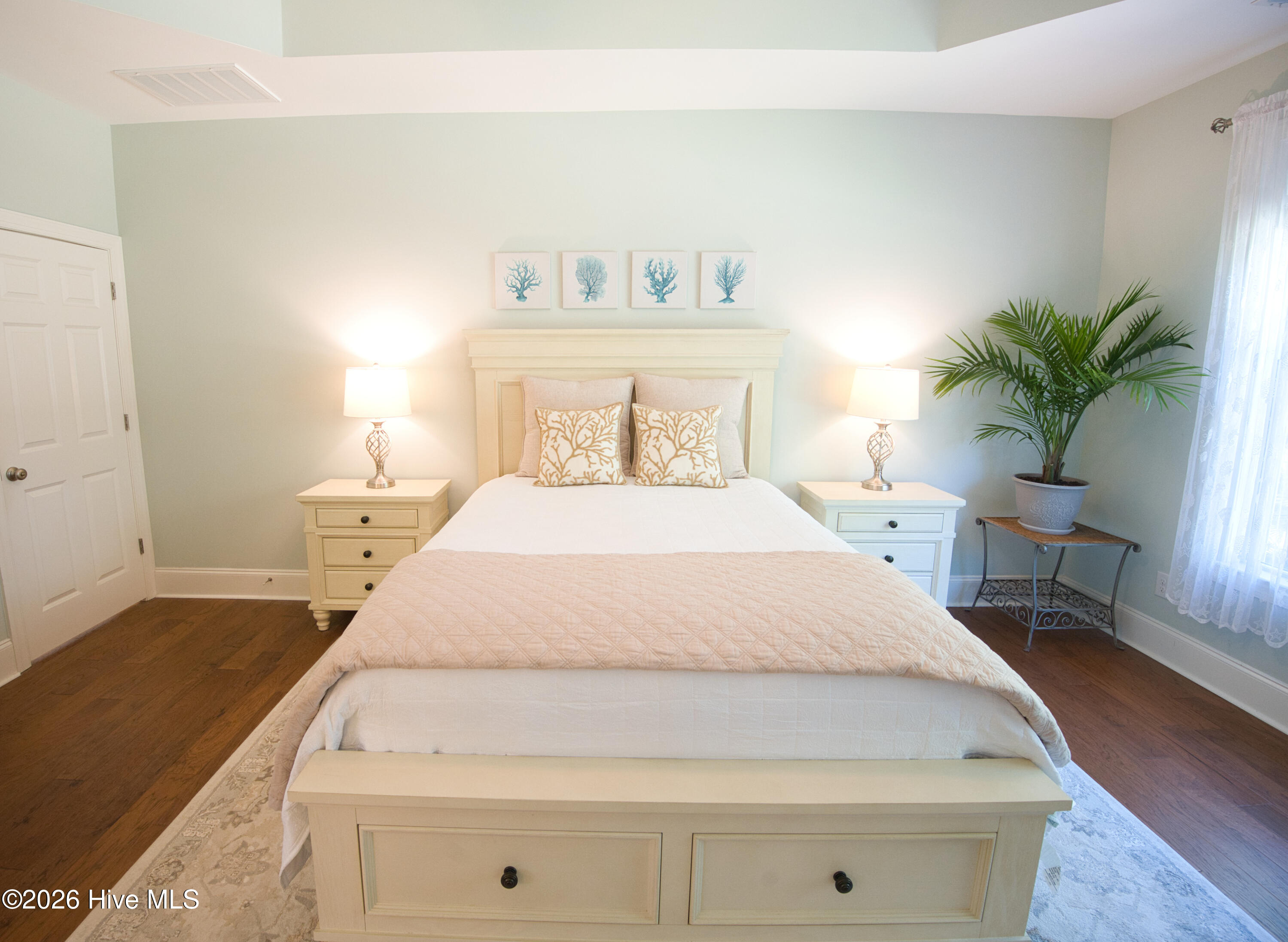 100567363 | Photo 25