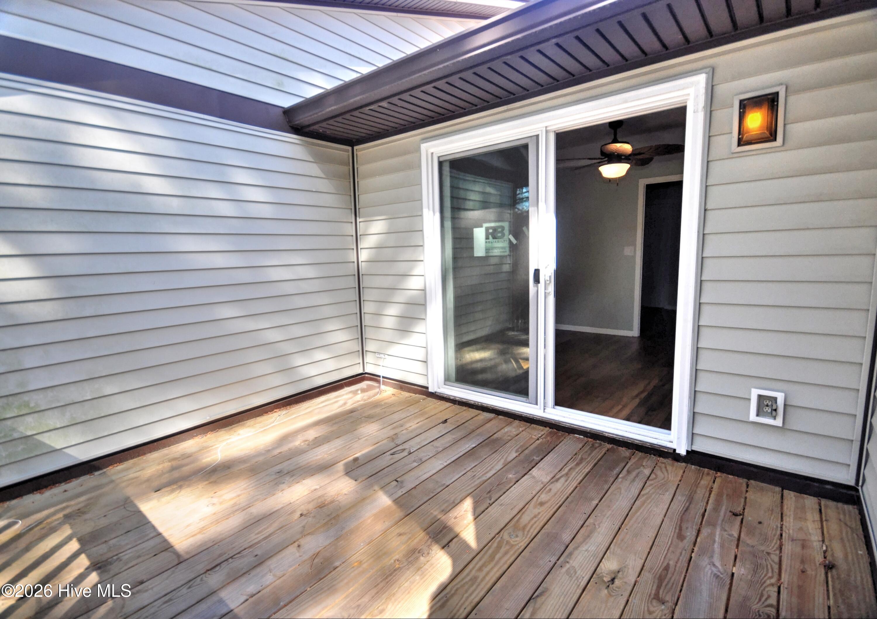 100567651 | Photo 18