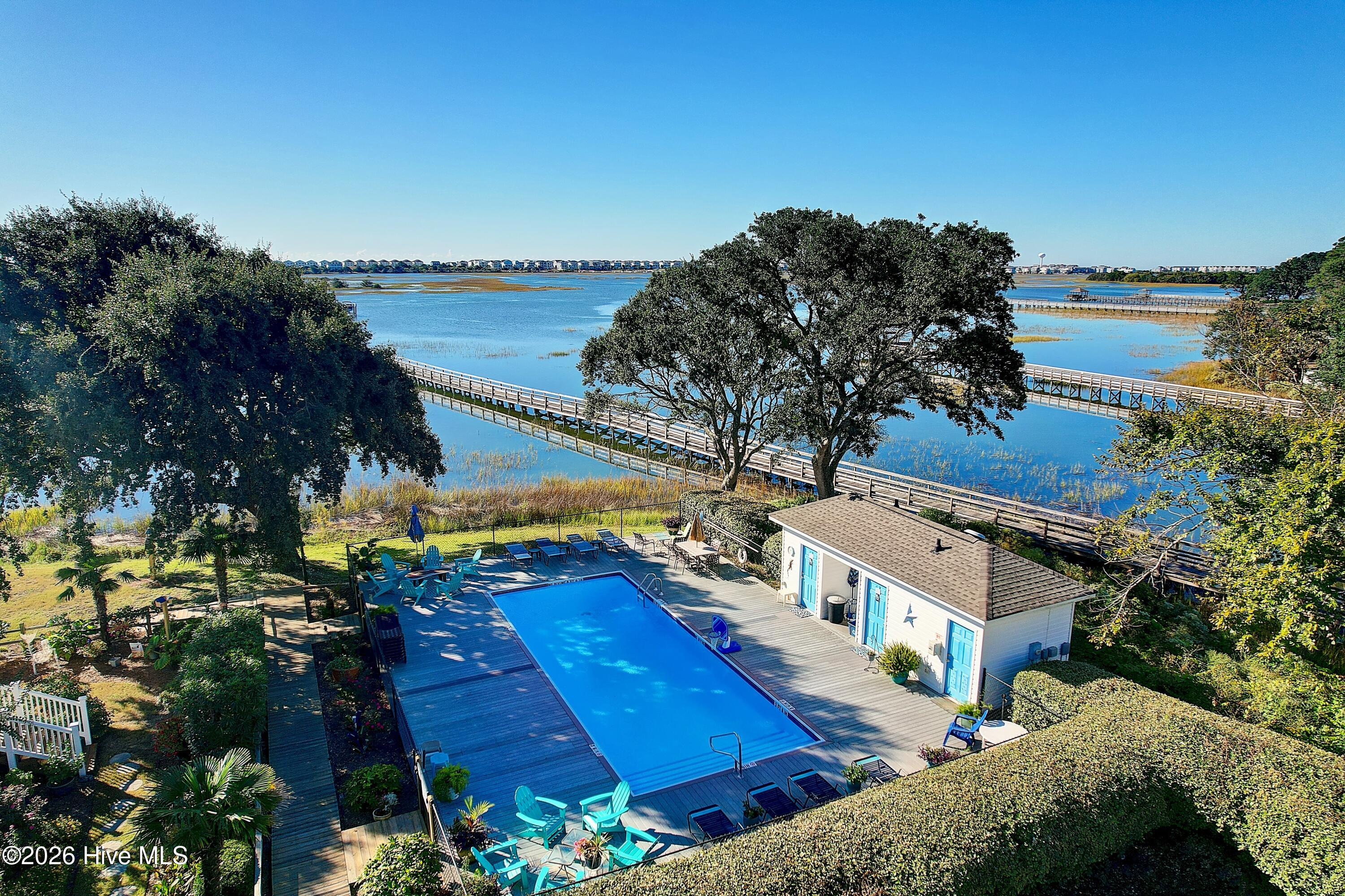 100558702 | Photo 71