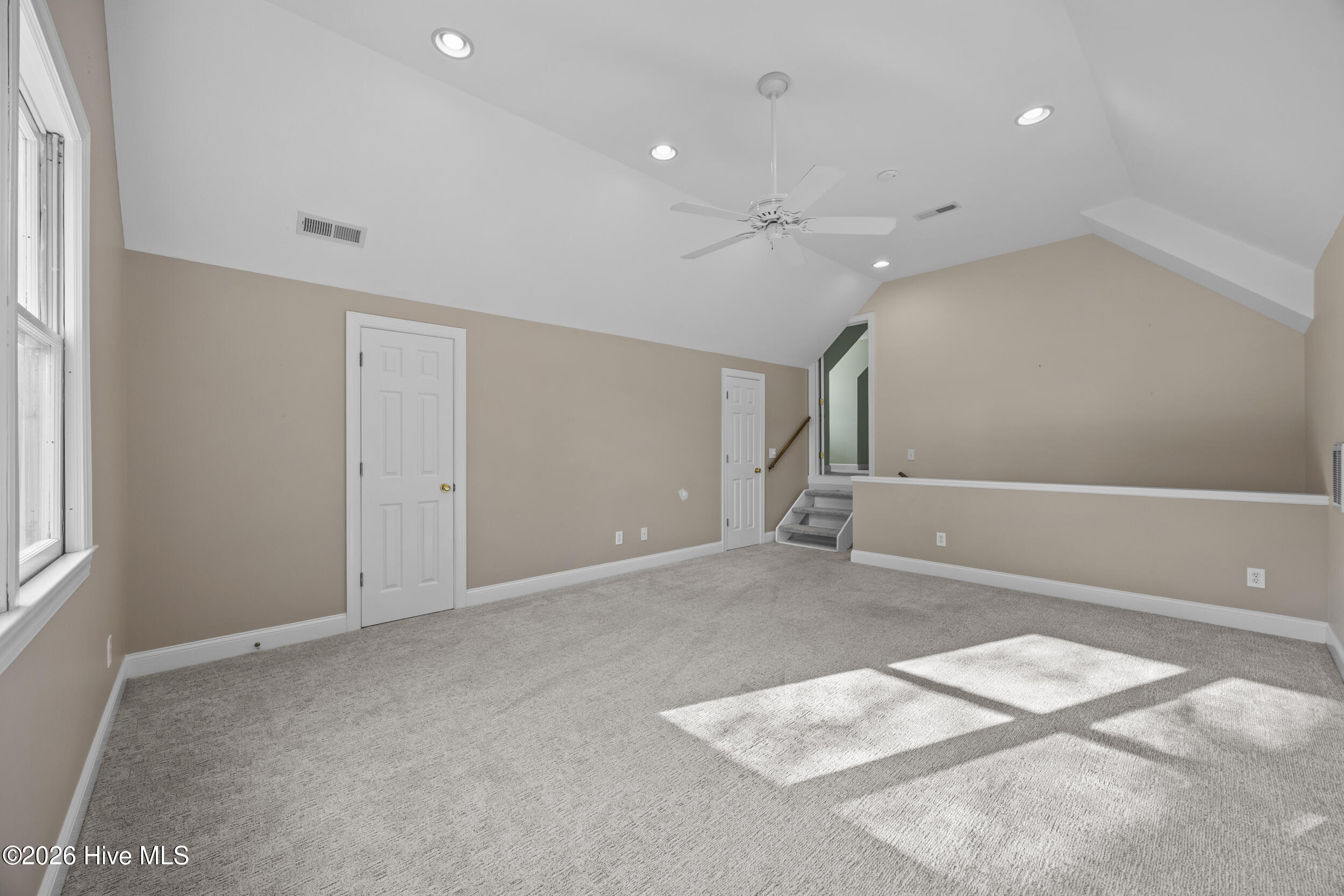 100560704 | Photo 52