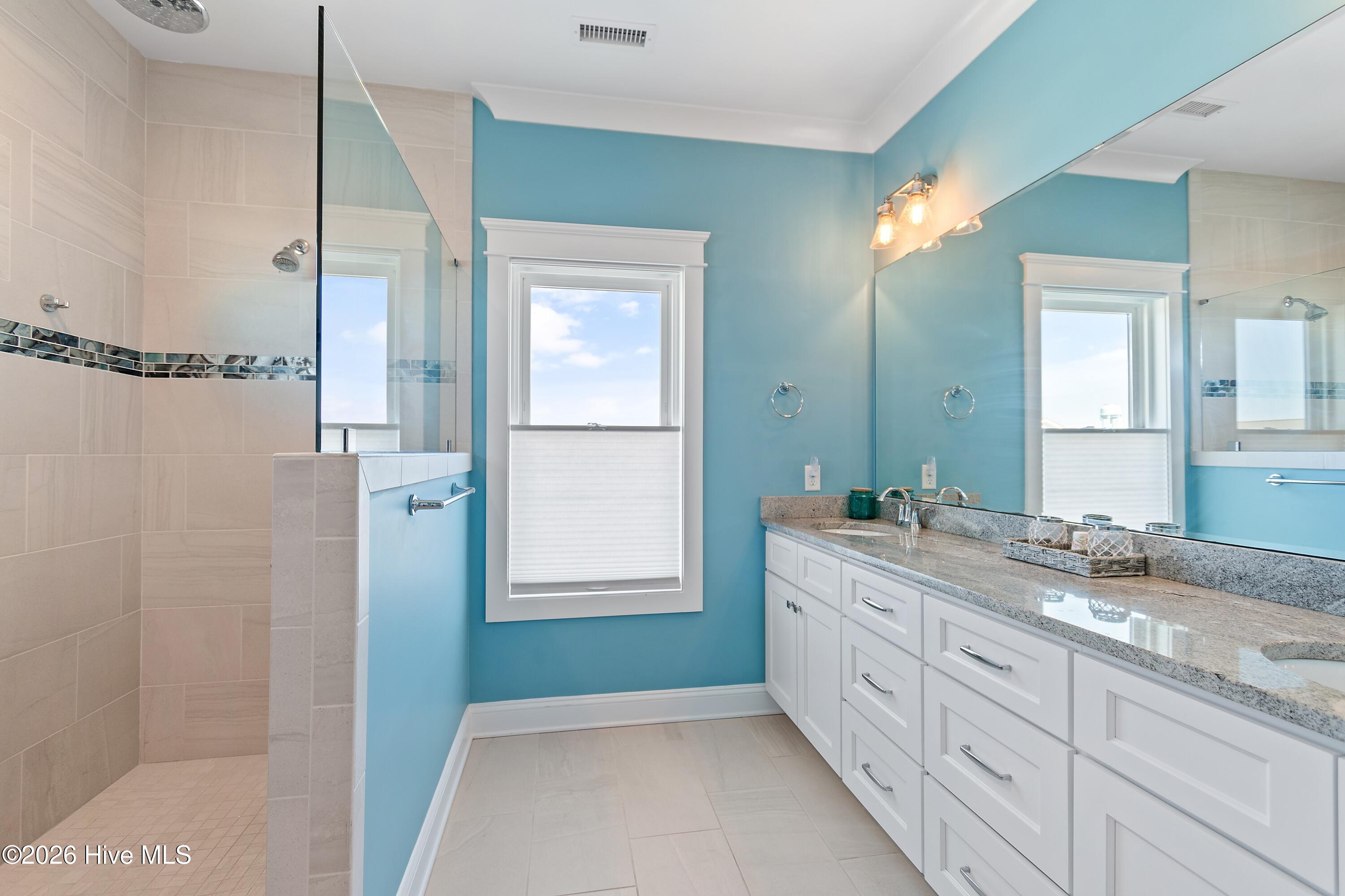 100557175 | Photo 45