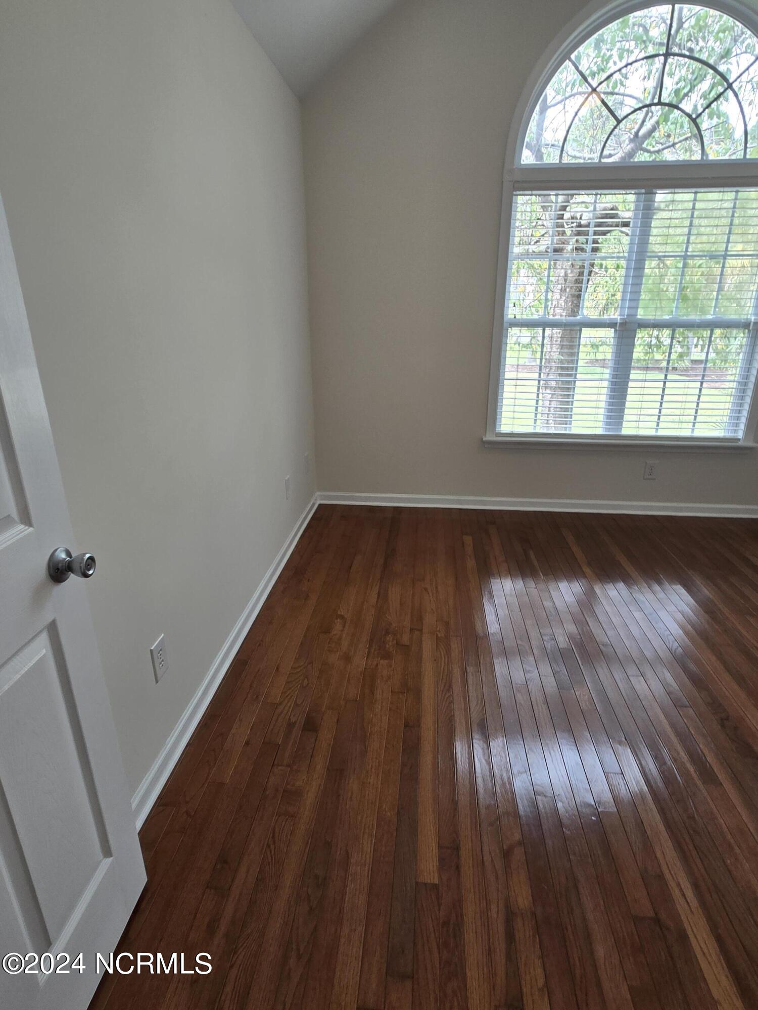 100465743 | Photo 17