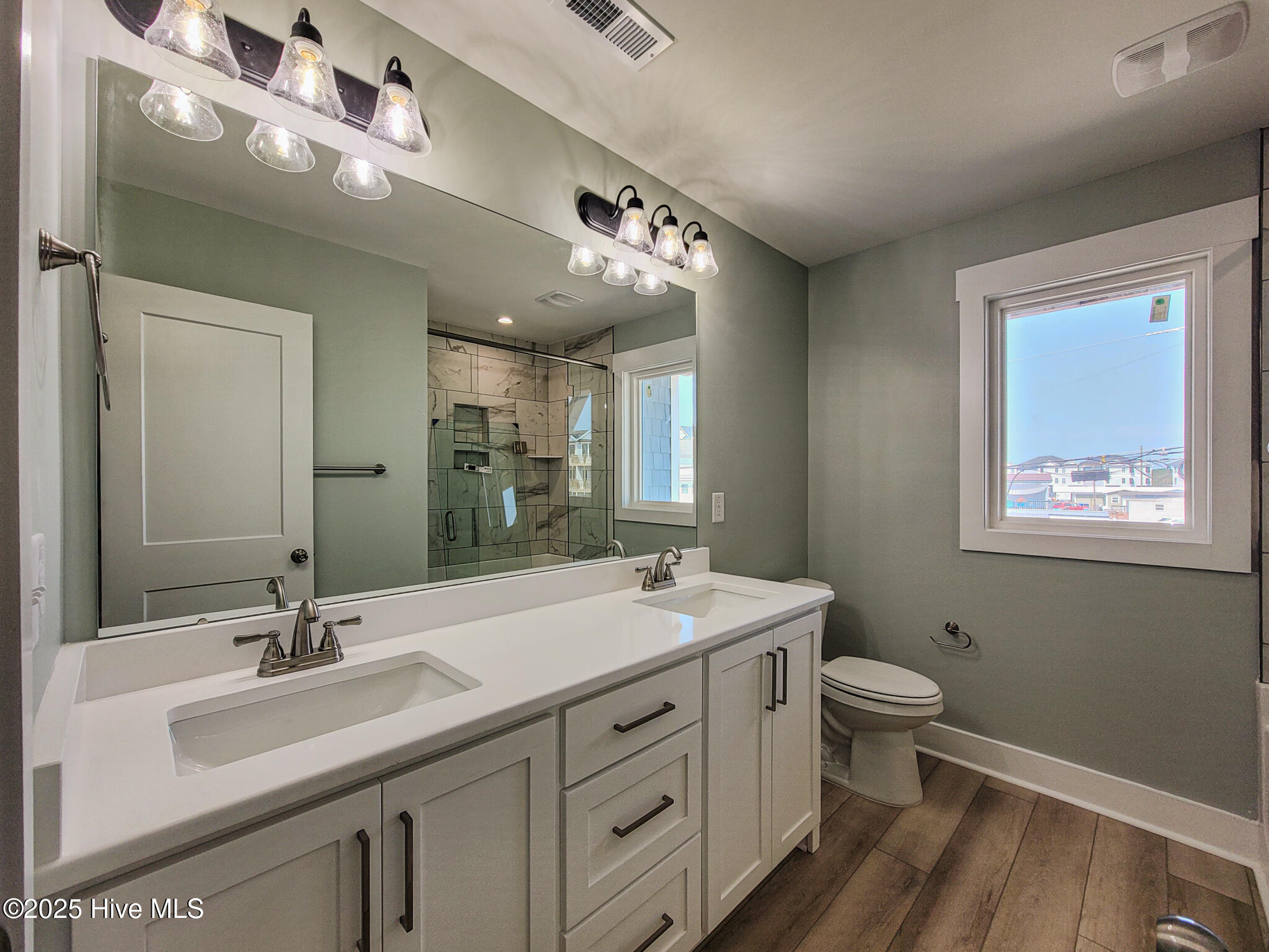 100517147 | Photo 29