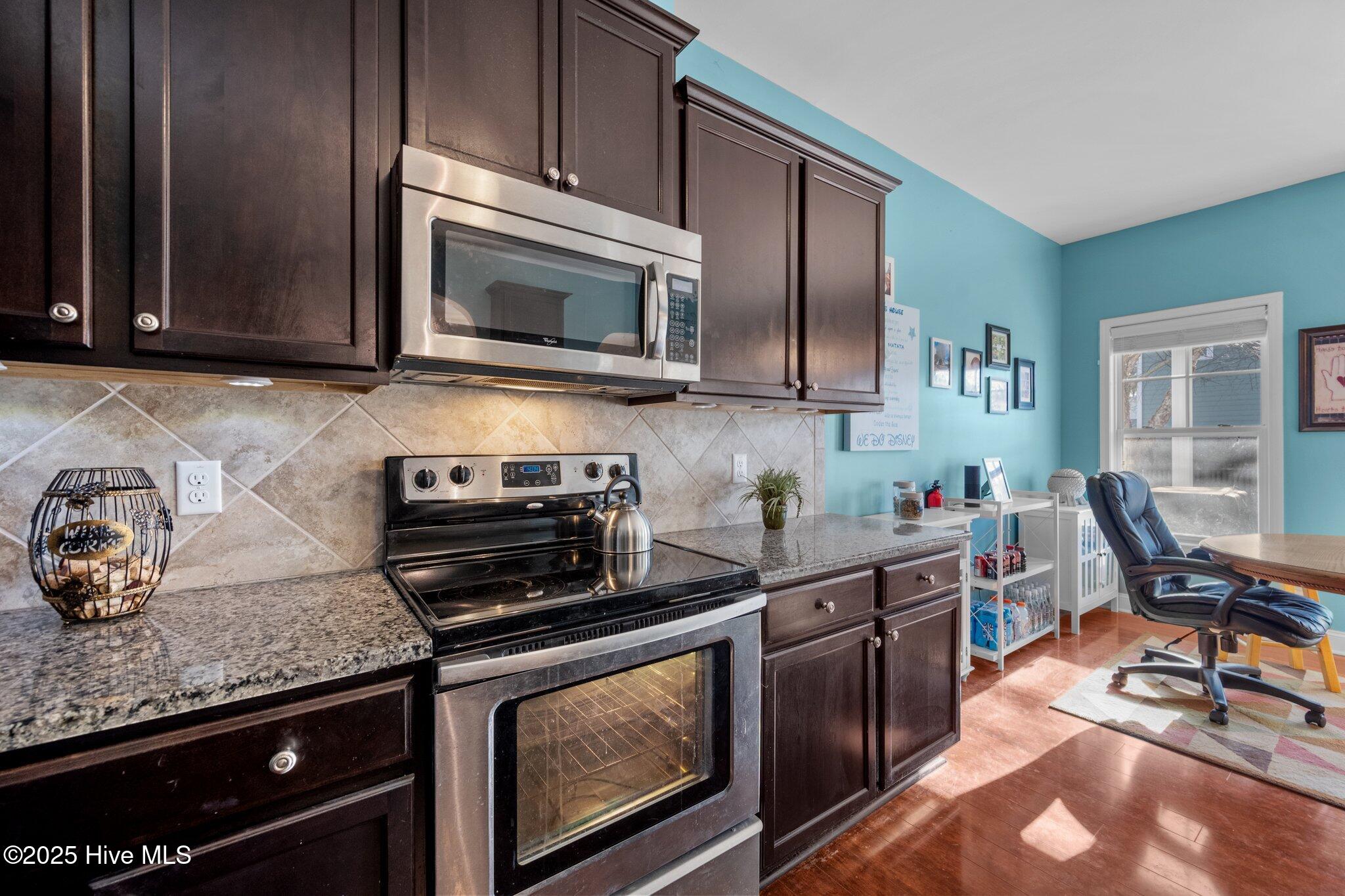 100488790 | Photo 15