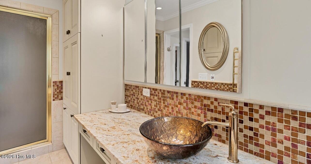 mast bath with steam shower and heated towel rack